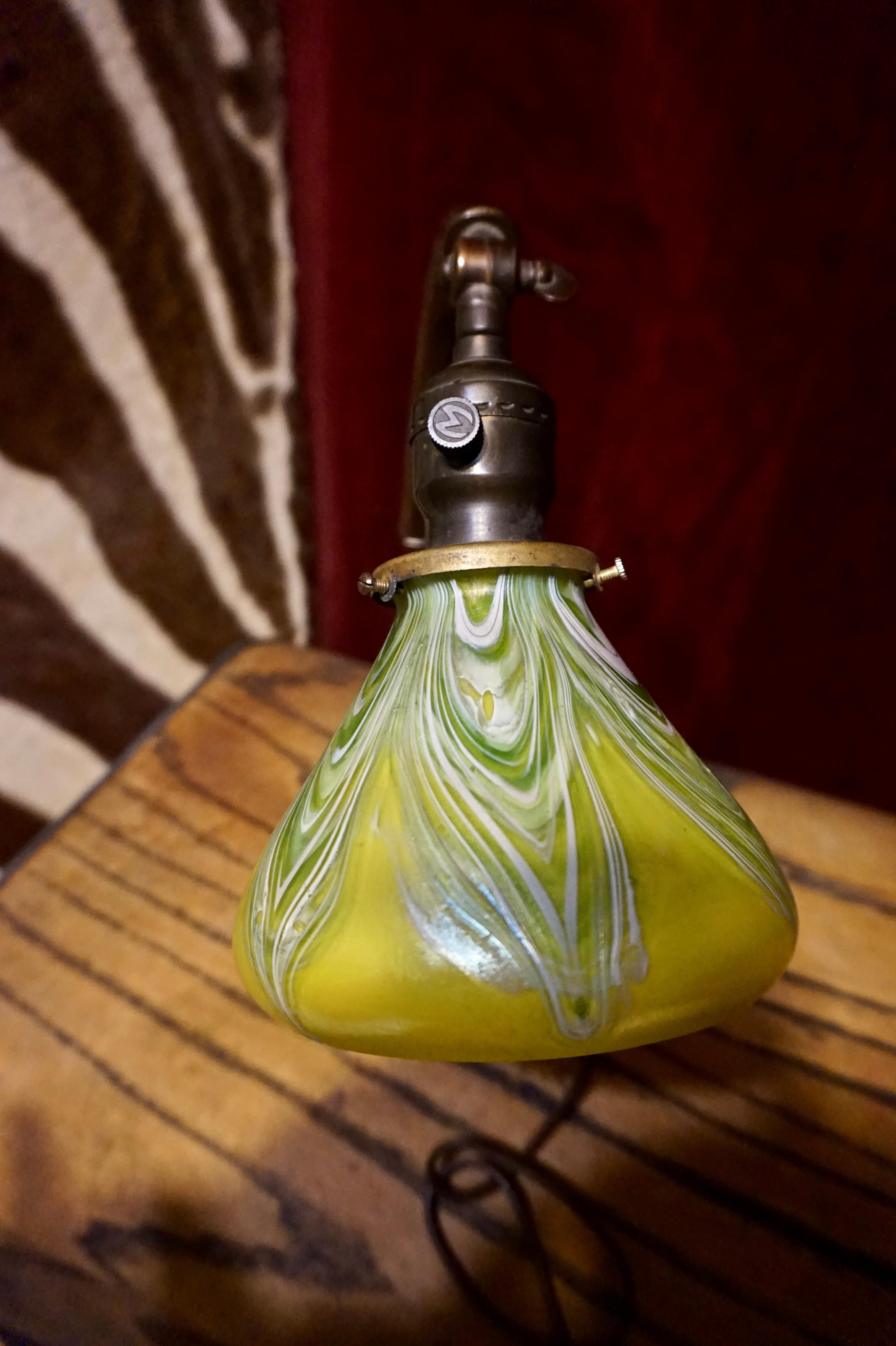 Seltene Jugendstil-Tischlampe aus mundgeblasenem Buntglas und Messing, Deutschland (Art nouveau) im Angebot