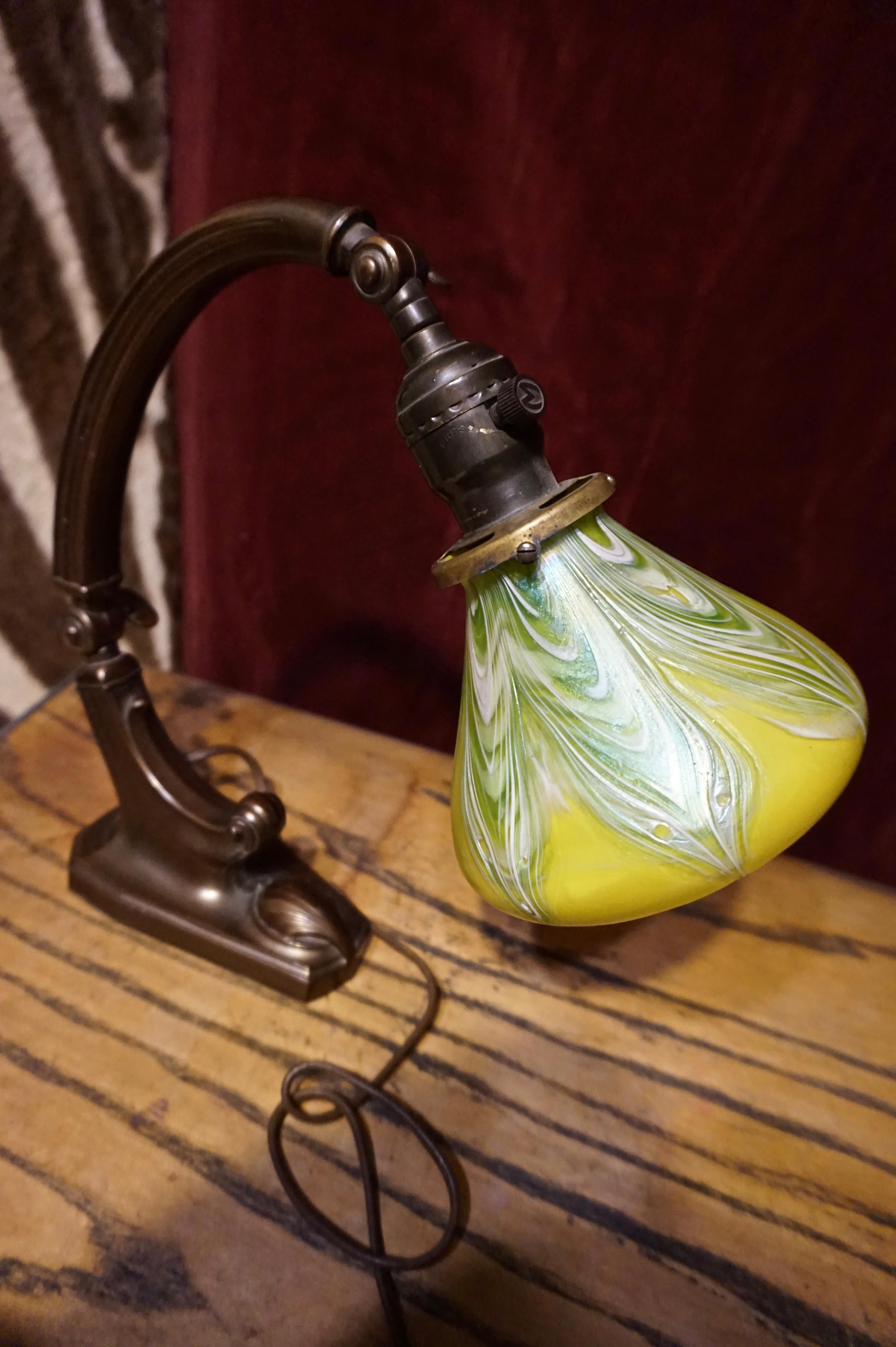 Seltene Jugendstil-Tischlampe aus mundgeblasenem Buntglas und Messing, Deutschland (Handgefertigt) im Angebot