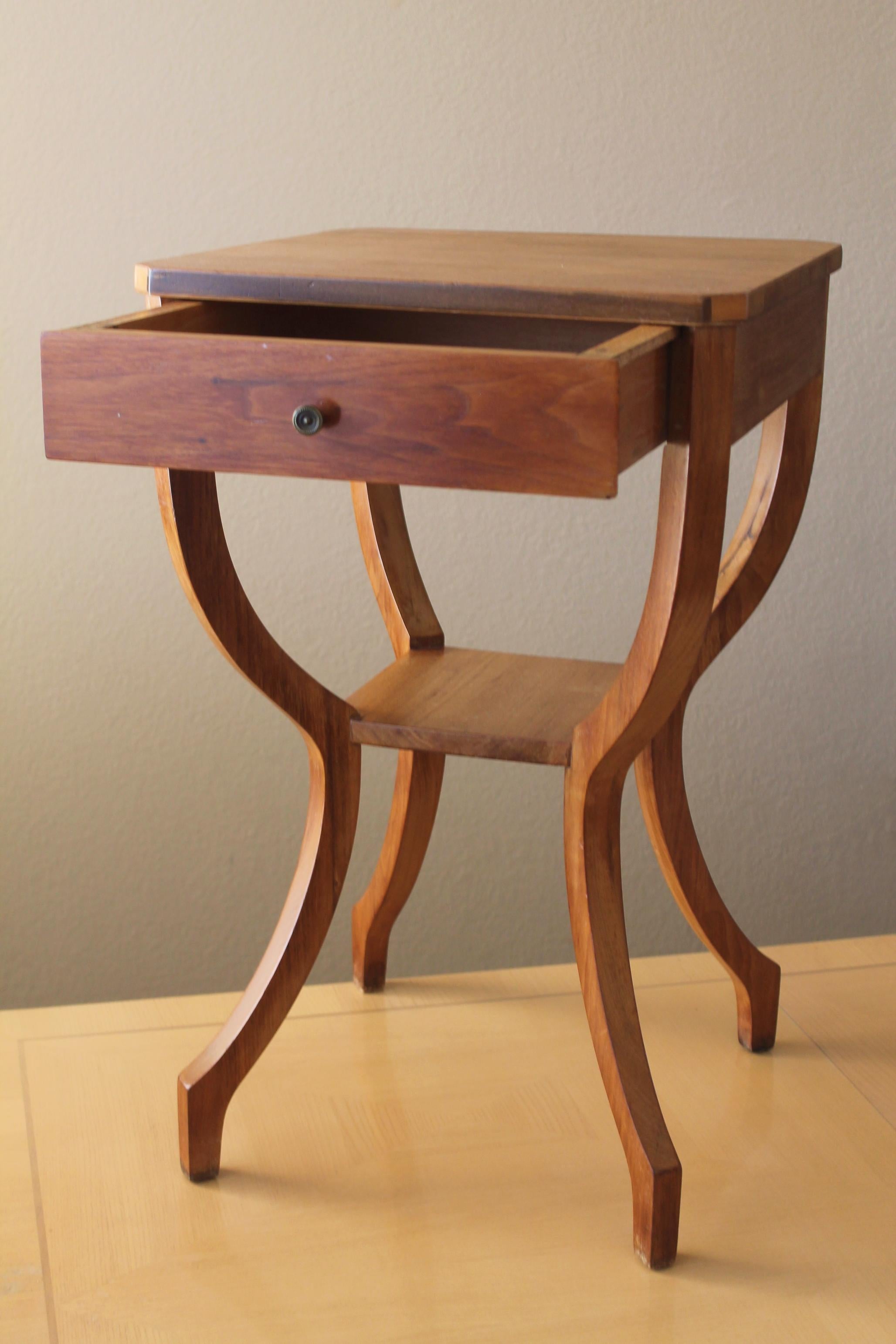 Seltener Jugendstil Jugendstil-Schreibtisch mit einer Schublade Cabriole Louis Majorelle (amerikanisch) im Angebot