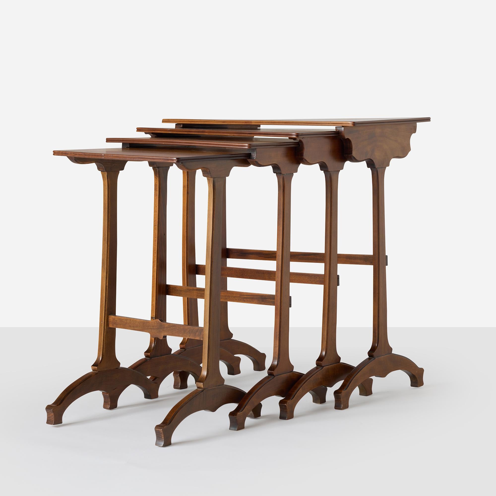 Raro conjunto de mesas nido de Émile Gallé, figura destacada del movimiento Art Nouveau francés. Cada mesa presenta una detallada marquetería botánica, con firmas incrustadas en la parte superior. El diseño refleja el interés de Gallé por las formas