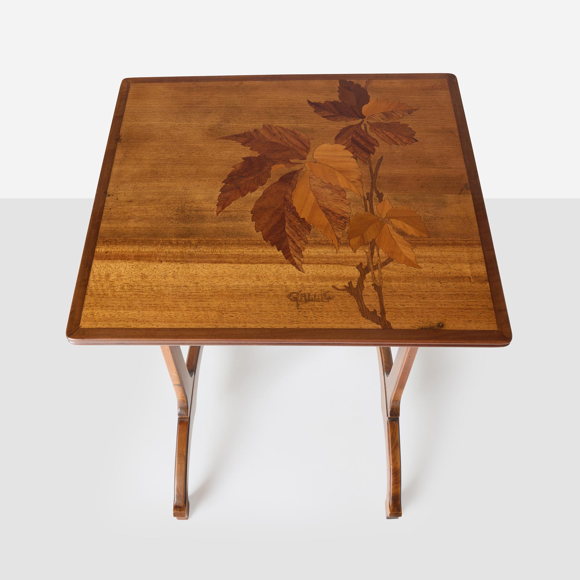 Raras mesas nido Art Nouveau con marquetería botánica de Émile Gallé principios del siglo XX en venta