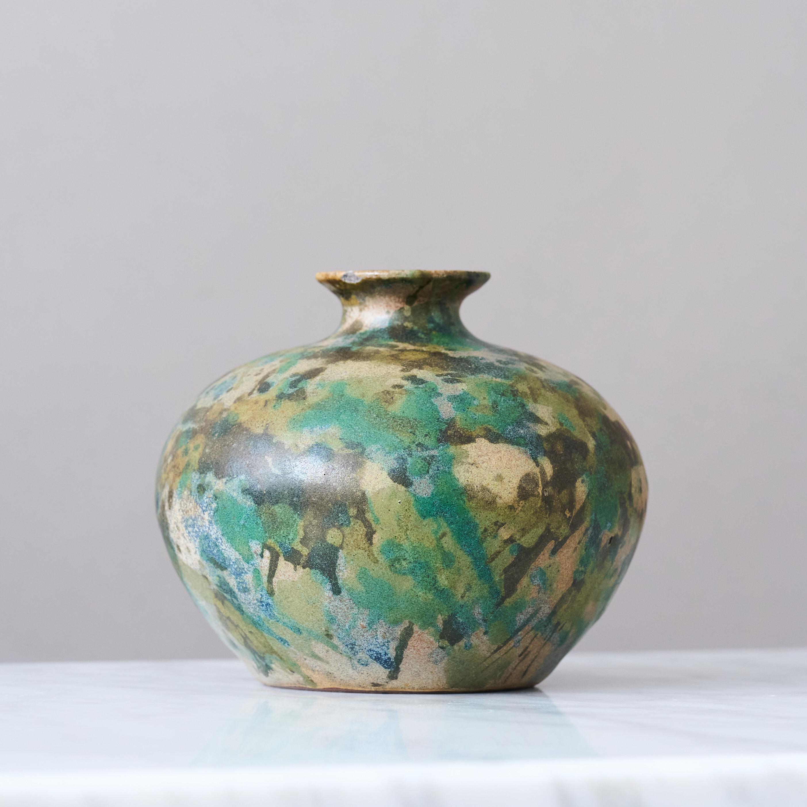 Un raro y hermoso jarrón art nouveau con un esmalte asombroso.
Fabricado por Anders Teodor Andersson en su fábrica de Ystad, Suecia, 1923-1929.

Buen estado. Tiene un desconchón en el borde superior (en la foto).
Firmado 