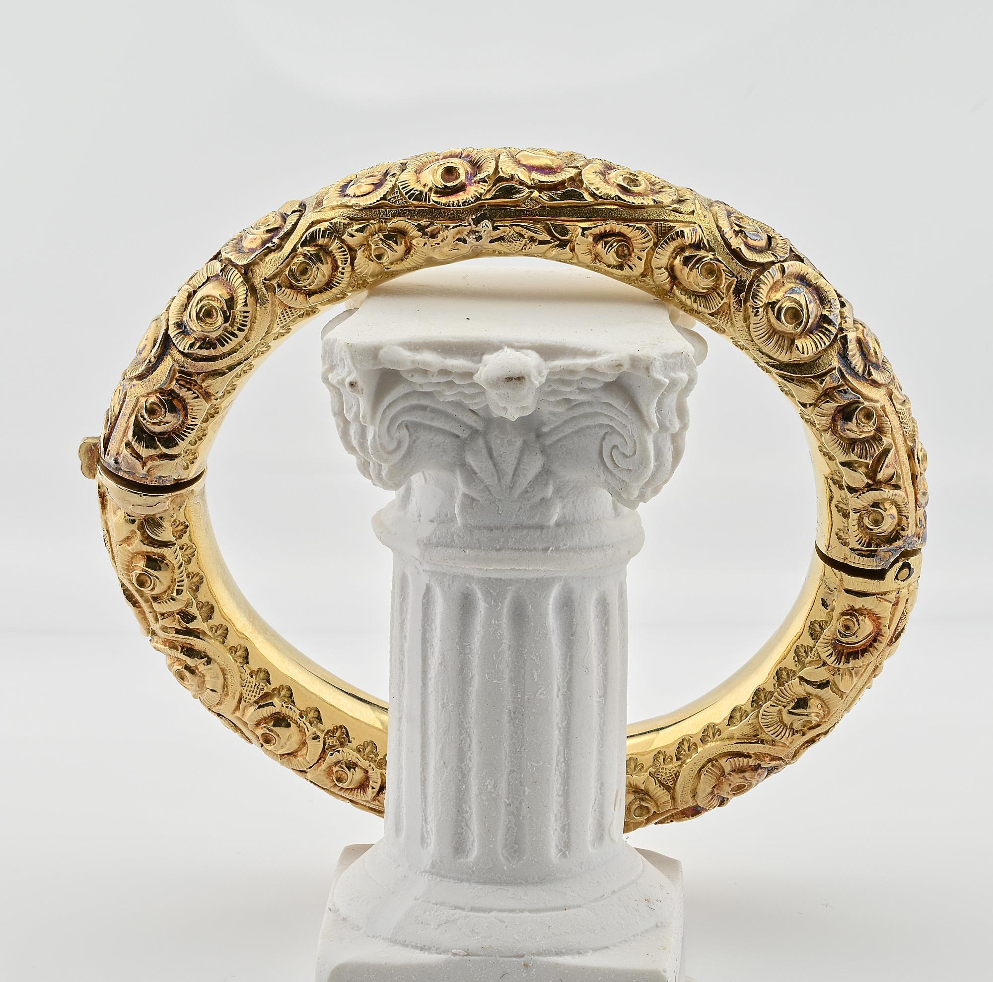 Rare Art Nouveau Repousse Rose Buds 18 KT Gold Hinged Bangle In Fair Condition For Sale In Napoli, IT