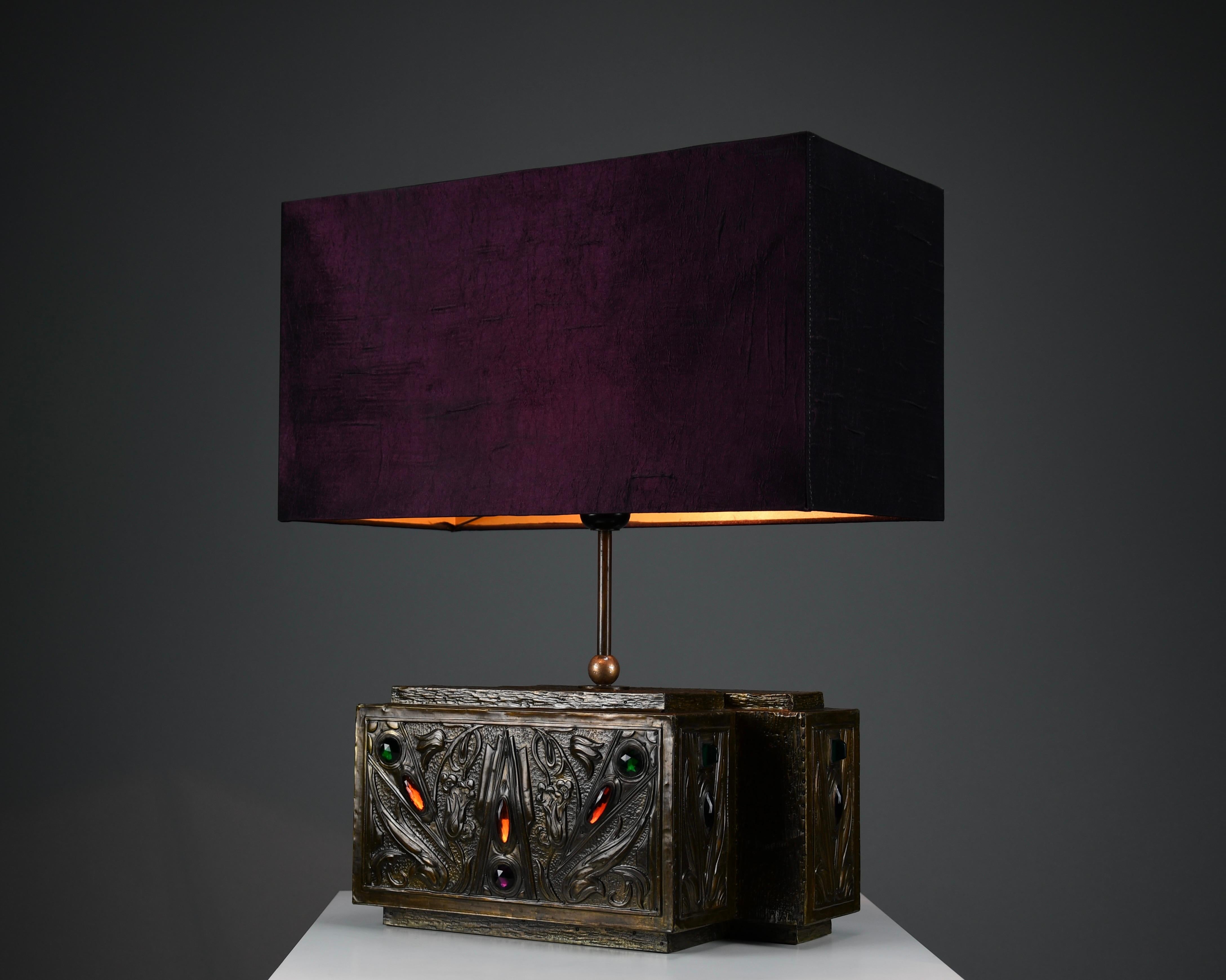 Rara lámpara de mesa Art Nouveau con detalles ornamentales de gemas y pantalla de terciopelo en venta 5
