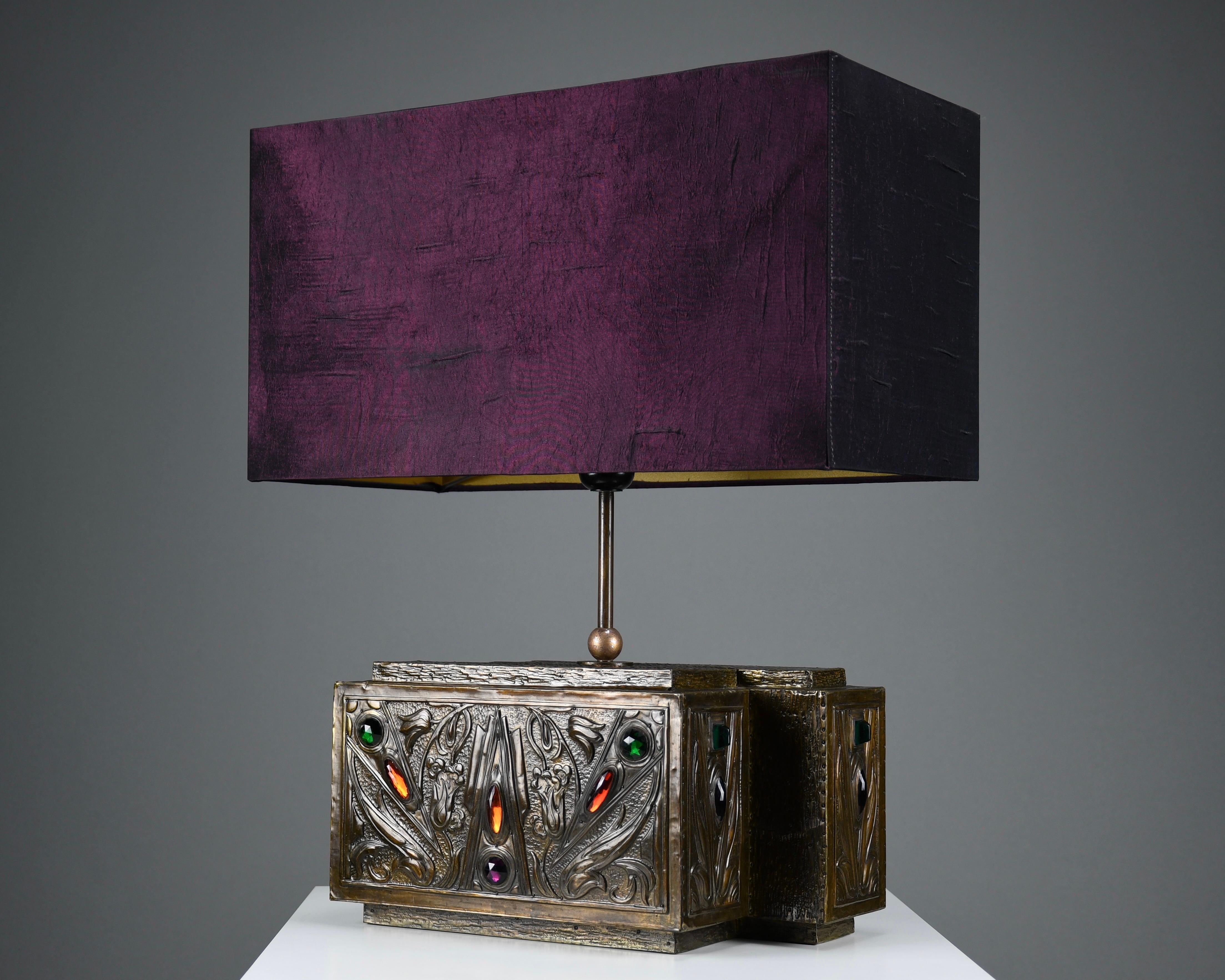 Rara lámpara de mesa Art Nouveau con detalles ornamentales de gemas y pantalla de terciopelo

Una lámpara de mesa Art Nouveau llamativa y única, que combina la artesanía escultural con una refinada elegancia. La base está magistralmente ejecutada en