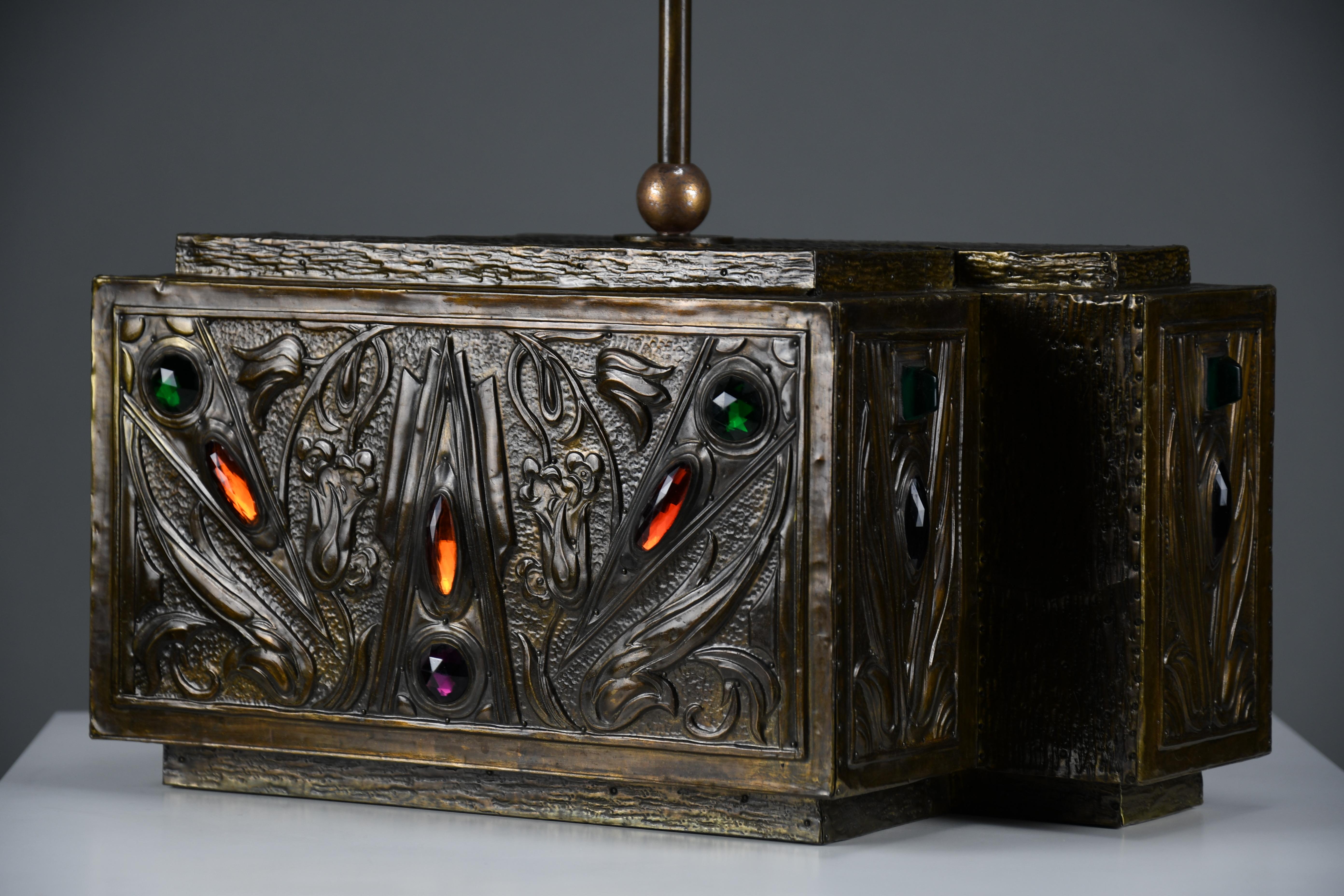 Rara lámpara de mesa Art Nouveau con detalles ornamentales de gemas y pantalla de terciopelo Holandés en venta
