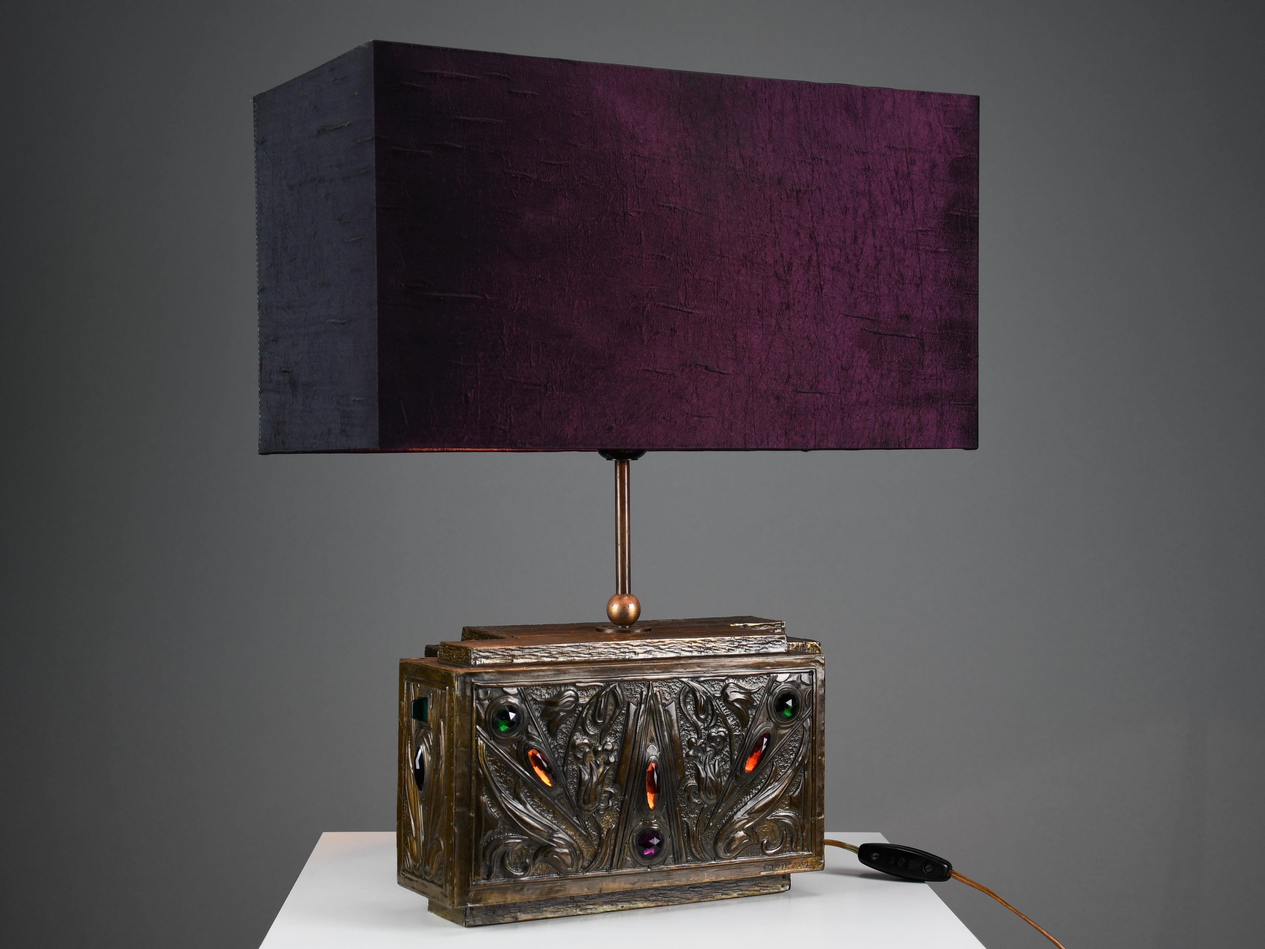 Rara lámpara de mesa Art Nouveau con detalles ornamentales de gemas y pantalla de terciopelo en Bueno estado para la venta en Weesp, NL