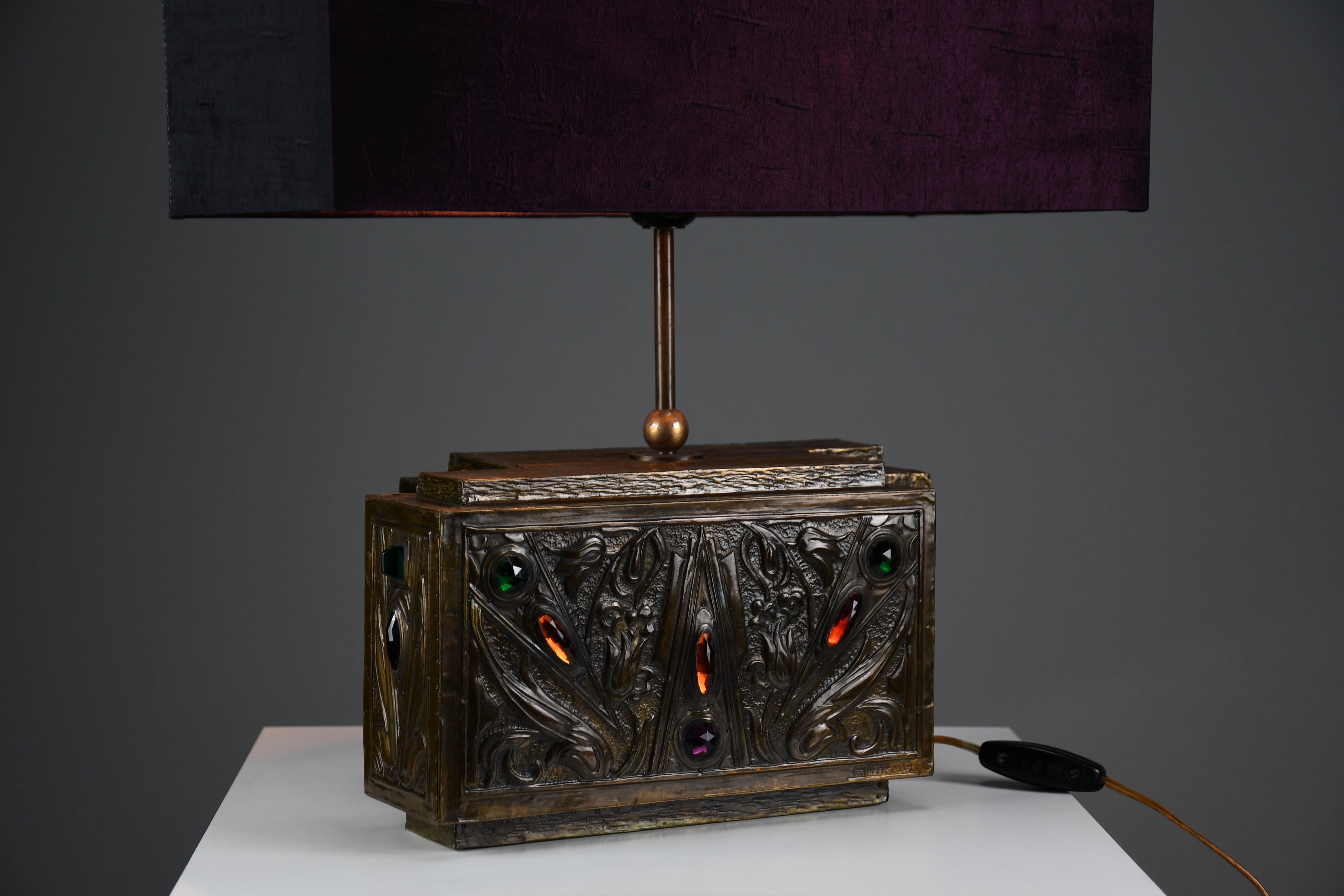 Rara lámpara de mesa Art Nouveau con detalles ornamentales de gemas y pantalla de terciopelo principios del siglo XX en venta