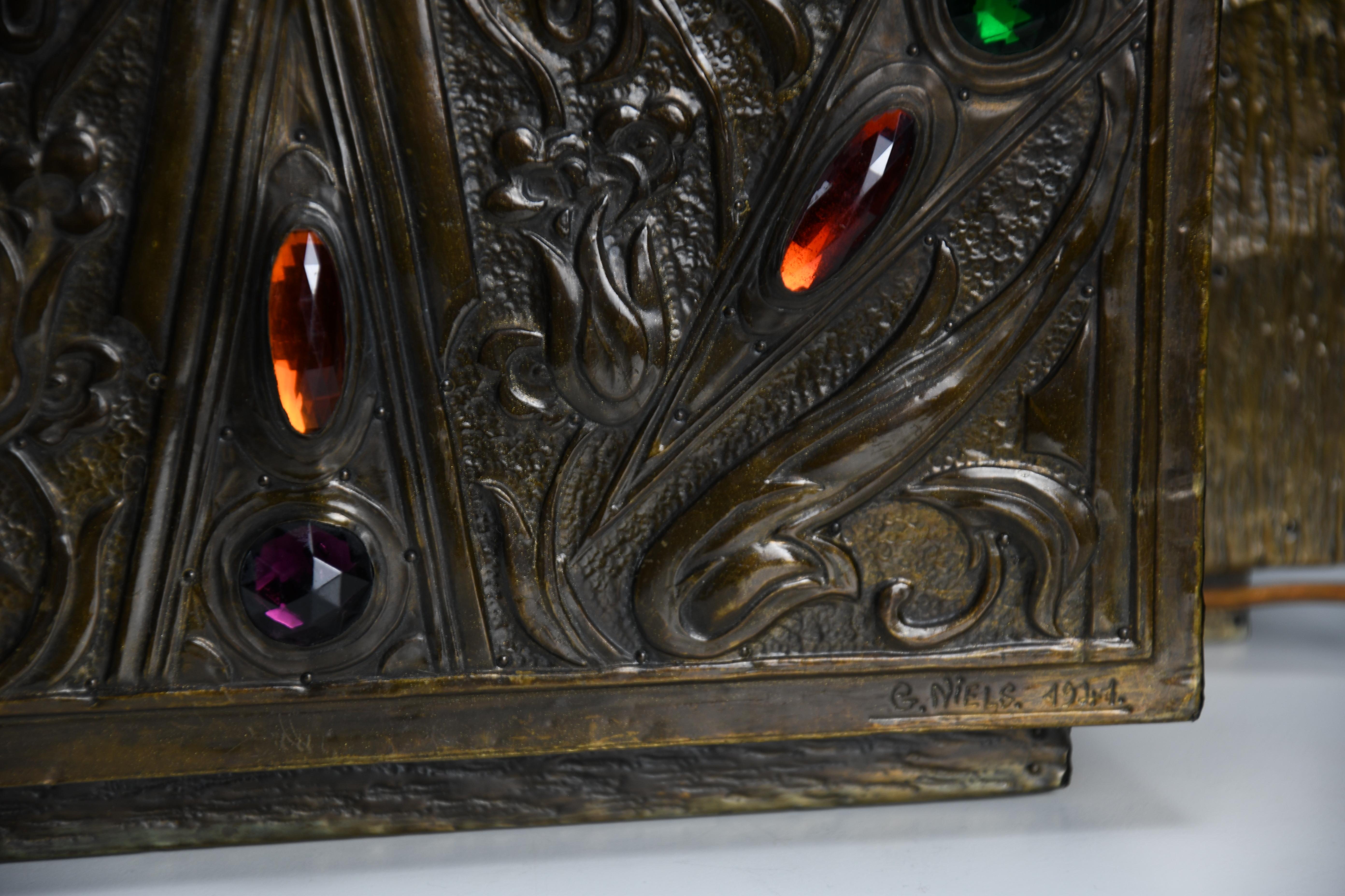 Rara lámpara de mesa Art Nouveau con detalles ornamentales de gemas y pantalla de terciopelo Latón en venta