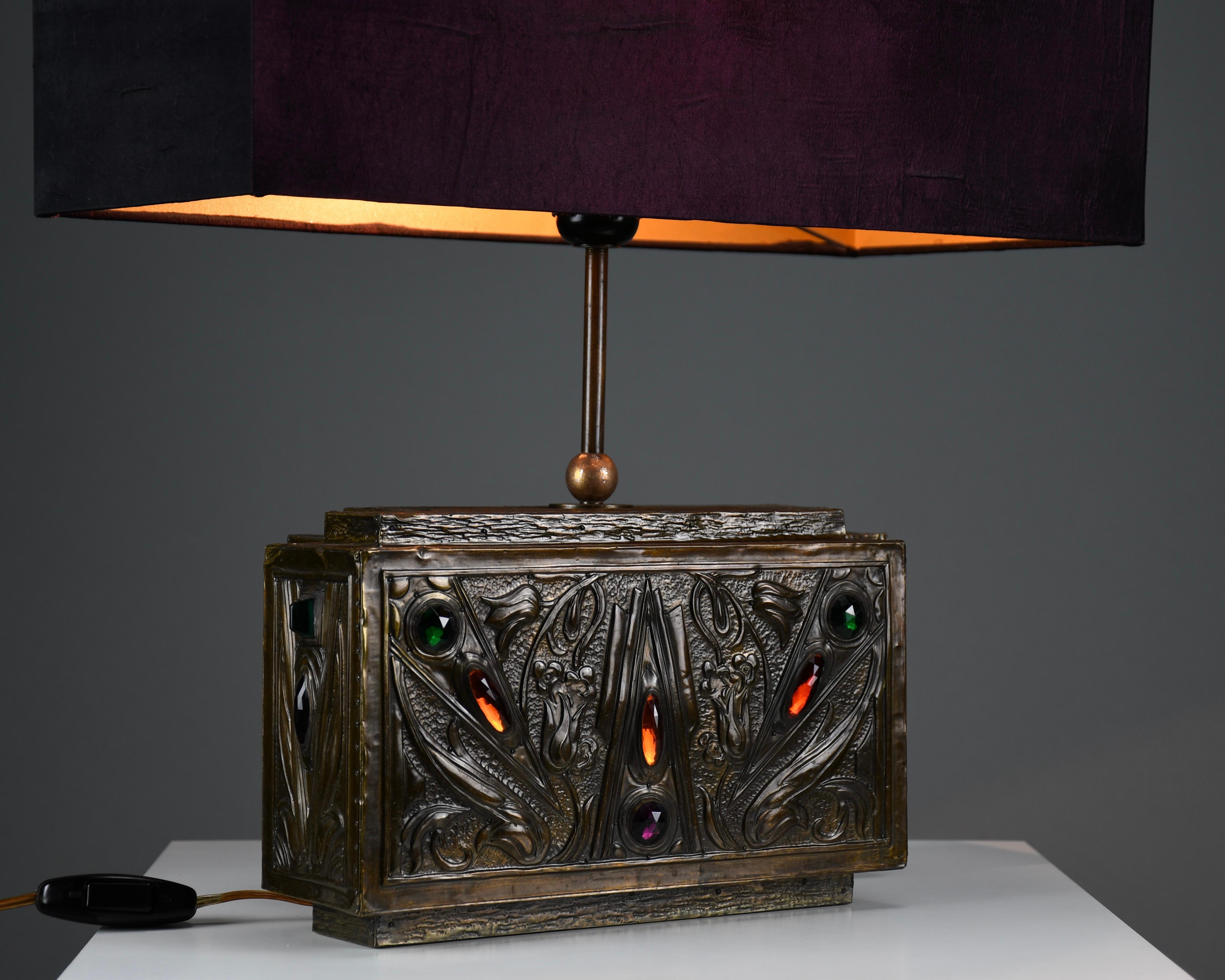 Rara lámpara de mesa Art Nouveau con detalles ornamentales de gemas y pantalla de terciopelo en venta 3