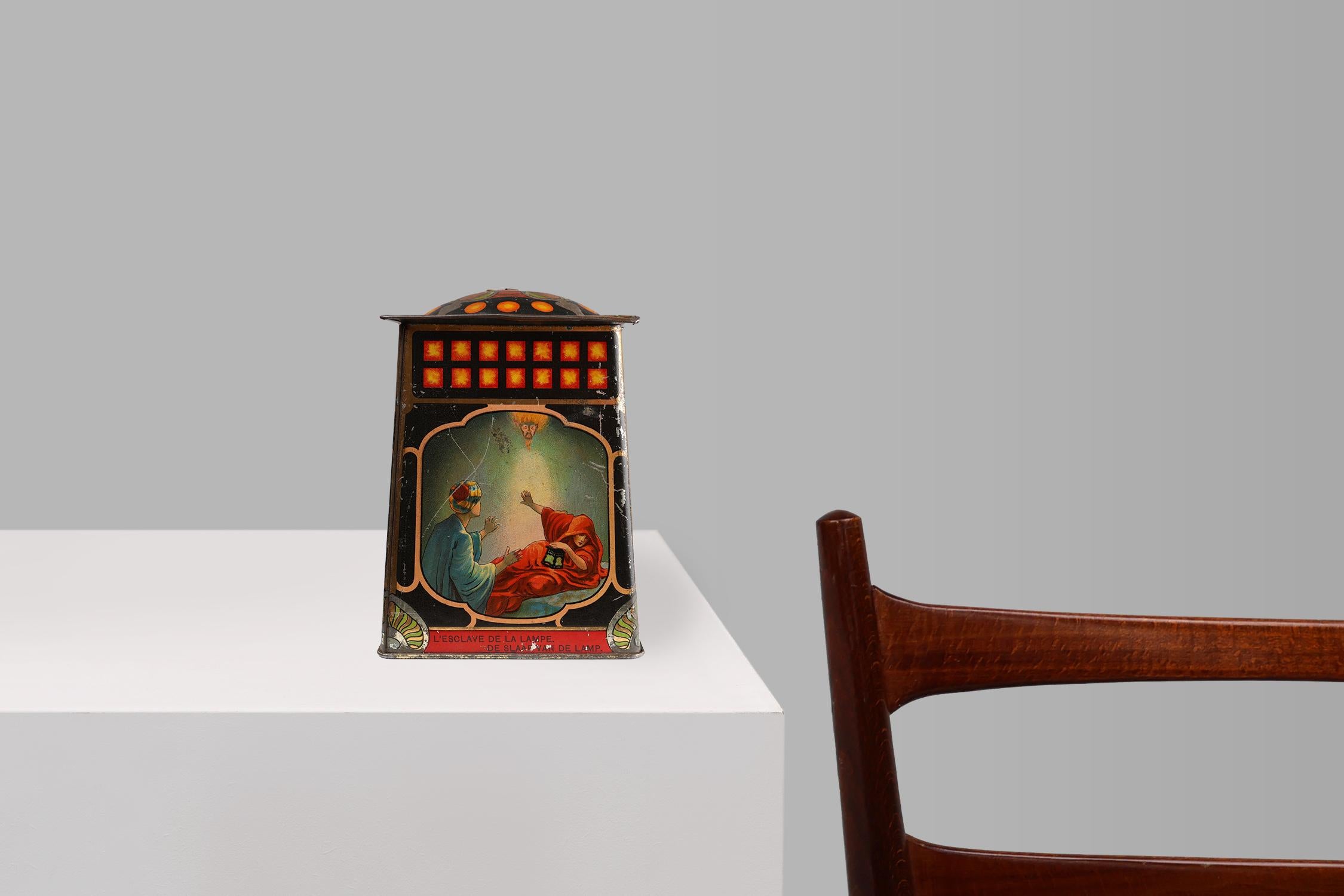 Bélgica / 1900 / caja / De Beuckelaer /tin / Art Nouveau / Art Déco

Preciosa caja de buiscuit tinnen decorada de De Beuckerlaer, fabricada en Bélgica hacia 1900. 

Decorado con 4 escenas diferentes de Las mil y una noches y La lámpara de Alladin.