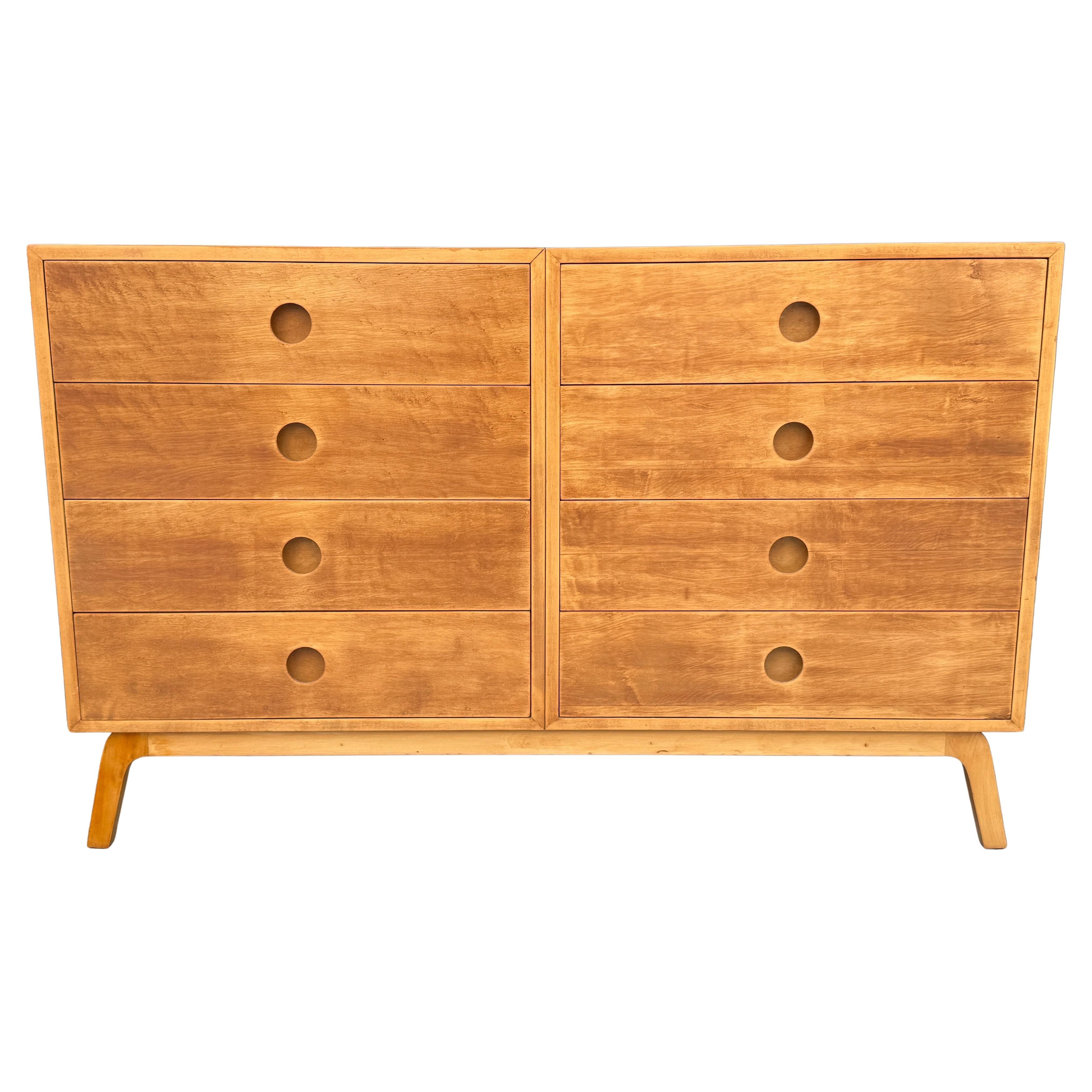 Esta cómoda vintage de ocho cajones fue producida por Artek-Pascoe, una colaboración entre la famosa empresa finlandesa de diseño Artek -fundada en 1935 por Alvar y Aino Aalto- y Pascoe. En 1940, la asociación se formó para introducir los modernos y