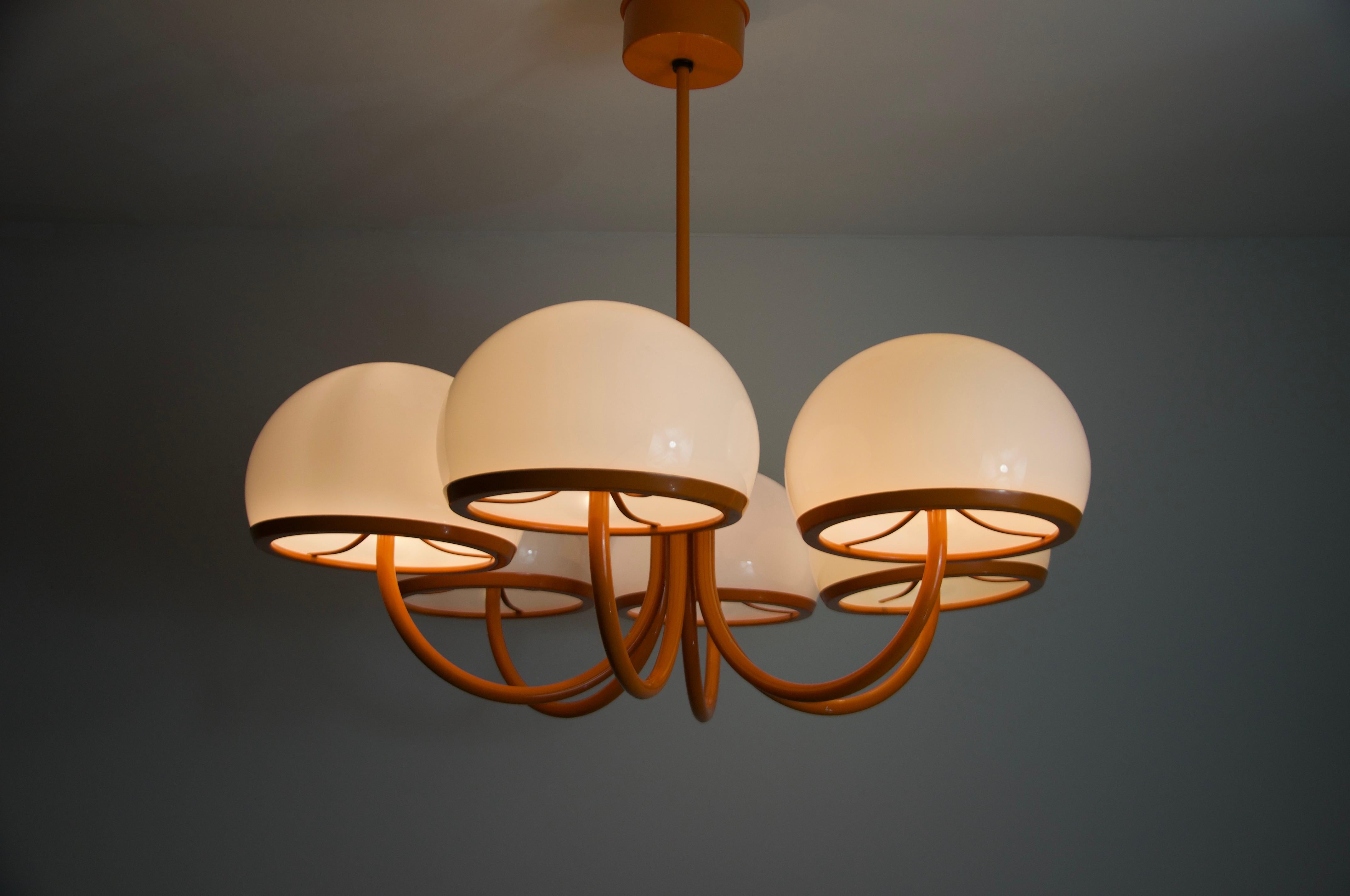 Cet extraordinaire lustre du célèbre fabricant italien de luminaires Arteluce est une véritable pièce de collection et un exemple frappant du design de l'ère spatiale des années 1970. Avec son esthétique sculpturale et futuriste, ce luminaire