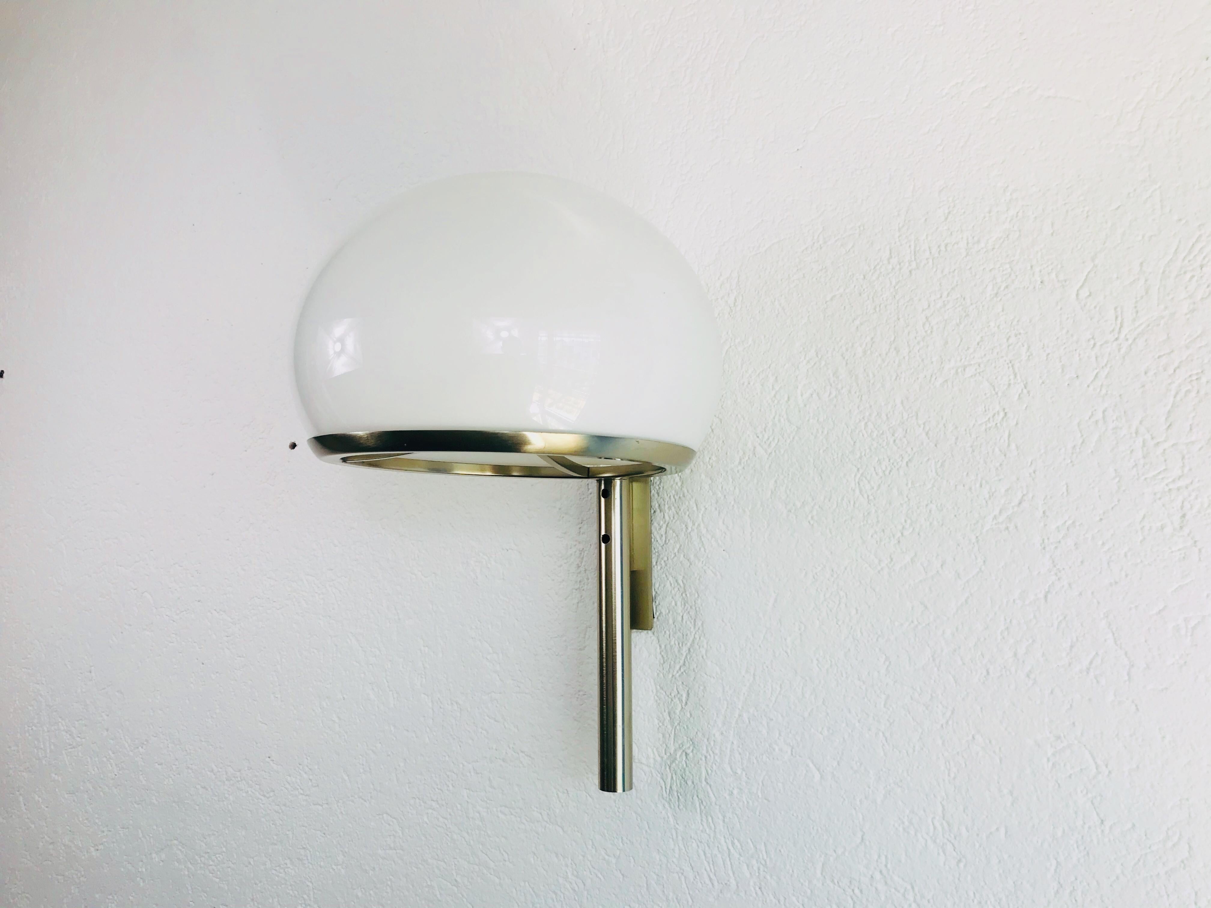 Beautiful Italian wall lamp by Arteluce. Solid chrome body with Perspex lamp shade. It has an extraordinary shape and is in a very good vintage condition.

The lights requires one B15 light bulbs.

Free worldwide standard shipping.