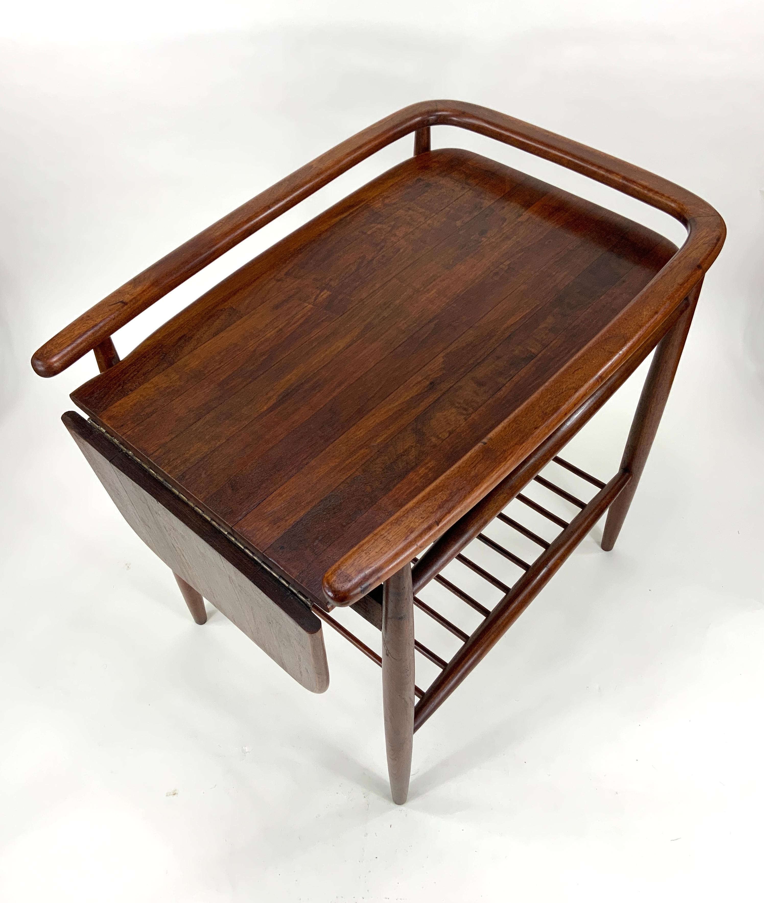 Un rarissimo carrello da bar/tè con ante a goccia del designer industriale americano Arthur Umanoff (1923-1985). Le sue opere si trovano nelle collezioni del MOMA Museum Museum New York e dello Smithsonian Institution di Washington.  Ha lavorato con