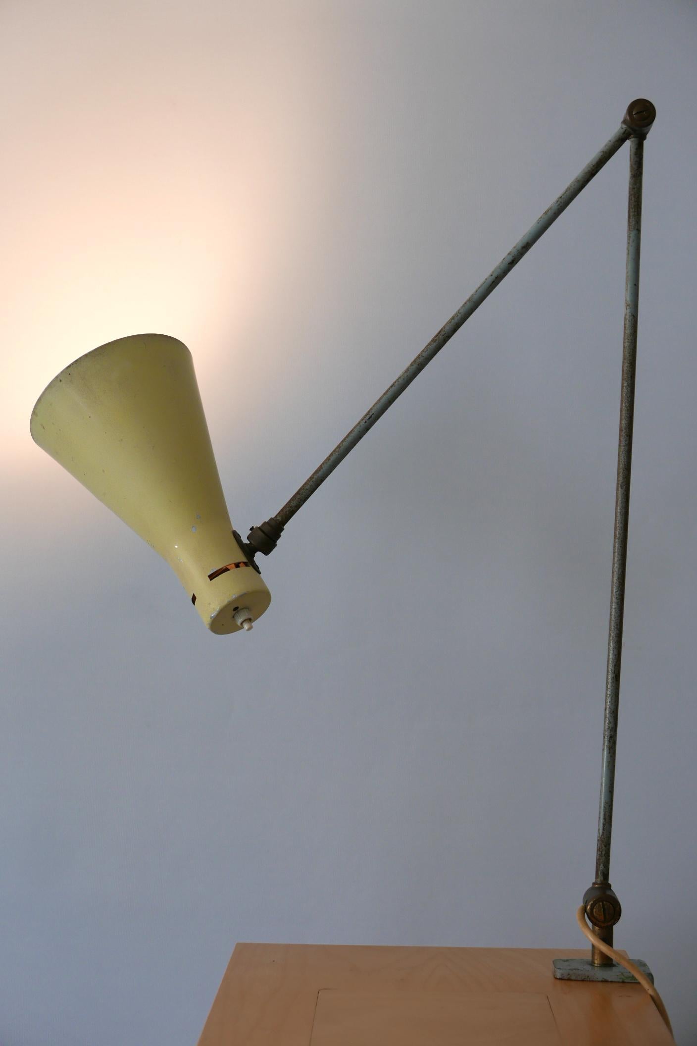 Extremely rare, articulated Mid-Century Modern task lamp or clamp table light. Designed by Vittoriano Viganò for Arteluce, 1950s, Italy.

Executed in aluminium, brass and metal, the lamp needs 1 x E27/E26 Edison screw fit bulb, is wired and in