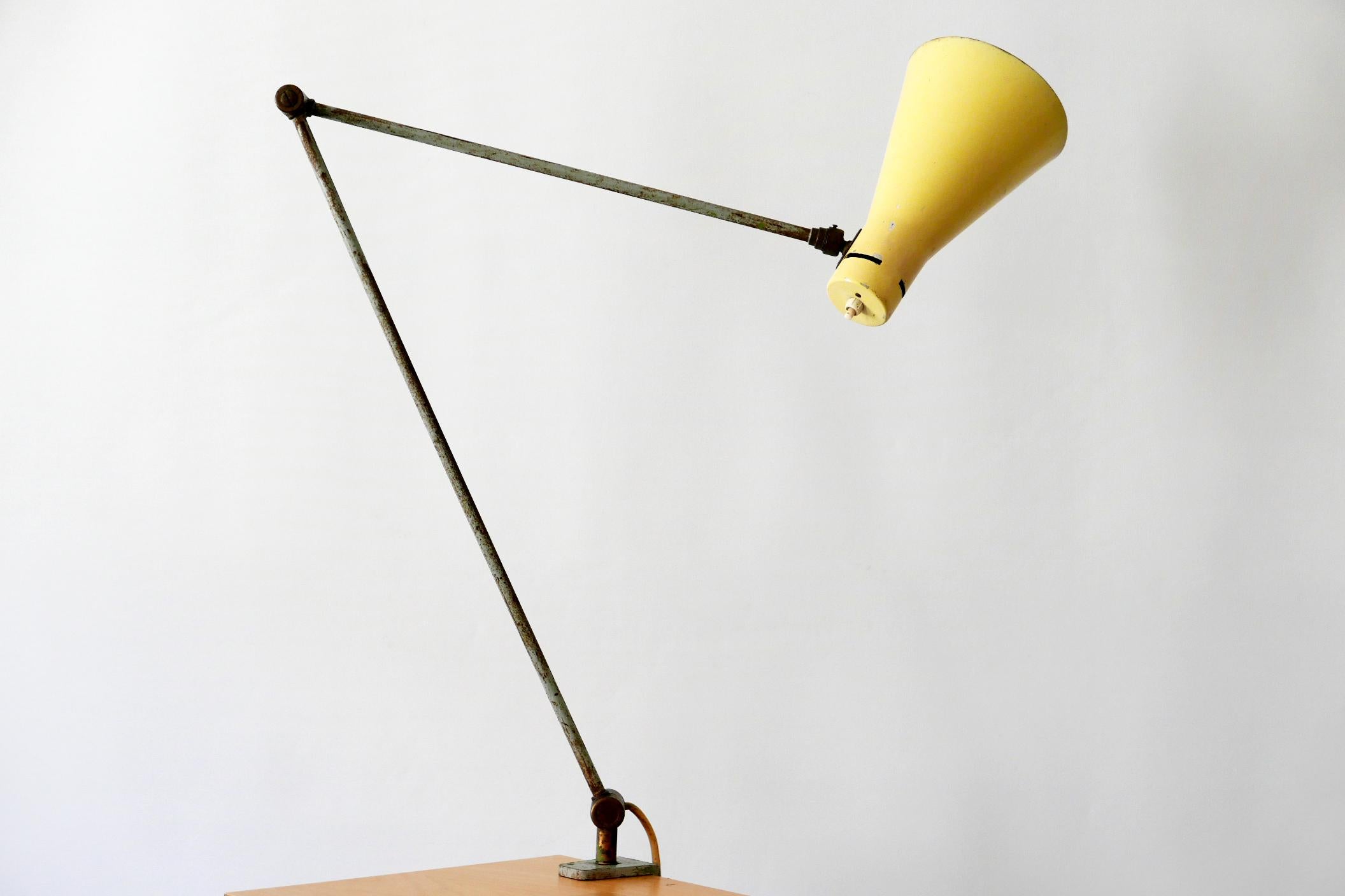 Italian Articulated Clamp Table Light or Task Lamp by Vittoriano Vigano for Arteluce For Sale