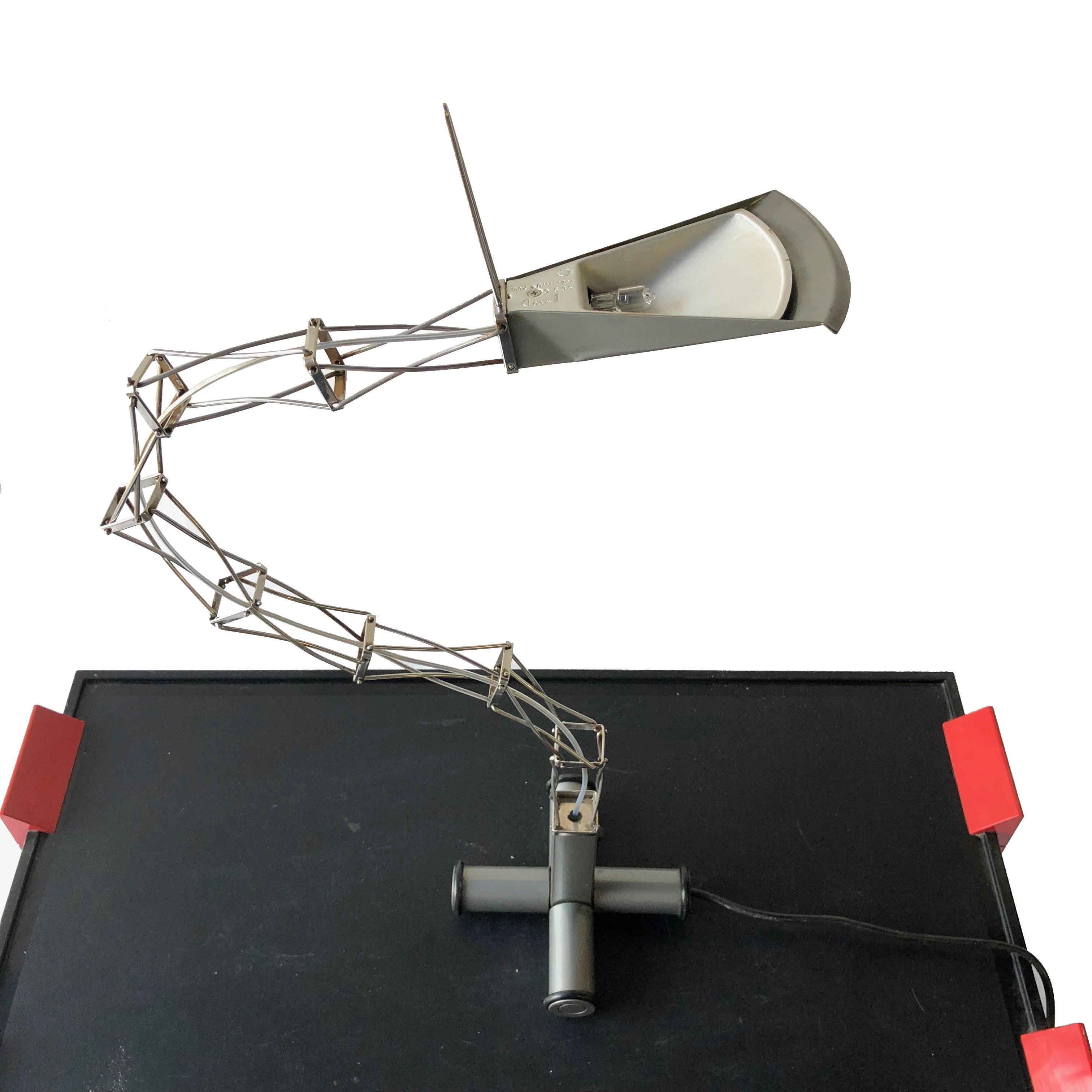 Metal Rare Articulated Sculptural Italian Desk Lamp, 1980s Mid-Century Modern For Sale