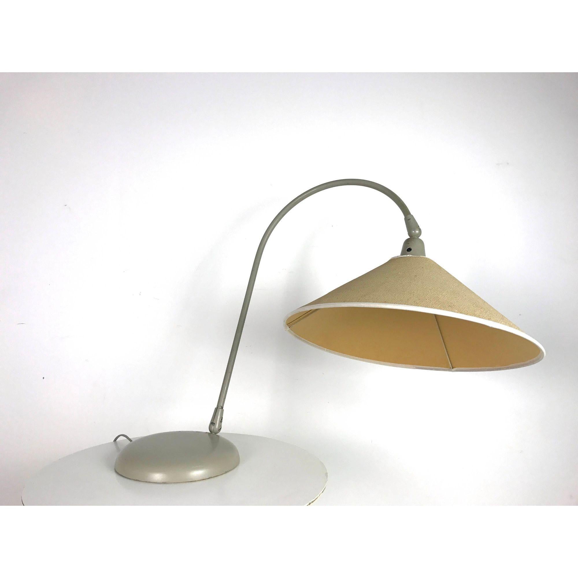 Seltene Gelenk-Tischlampe aus Metall von Kurt Versen, Anfang der 1950er Jahre (Emailliert) im Angebot