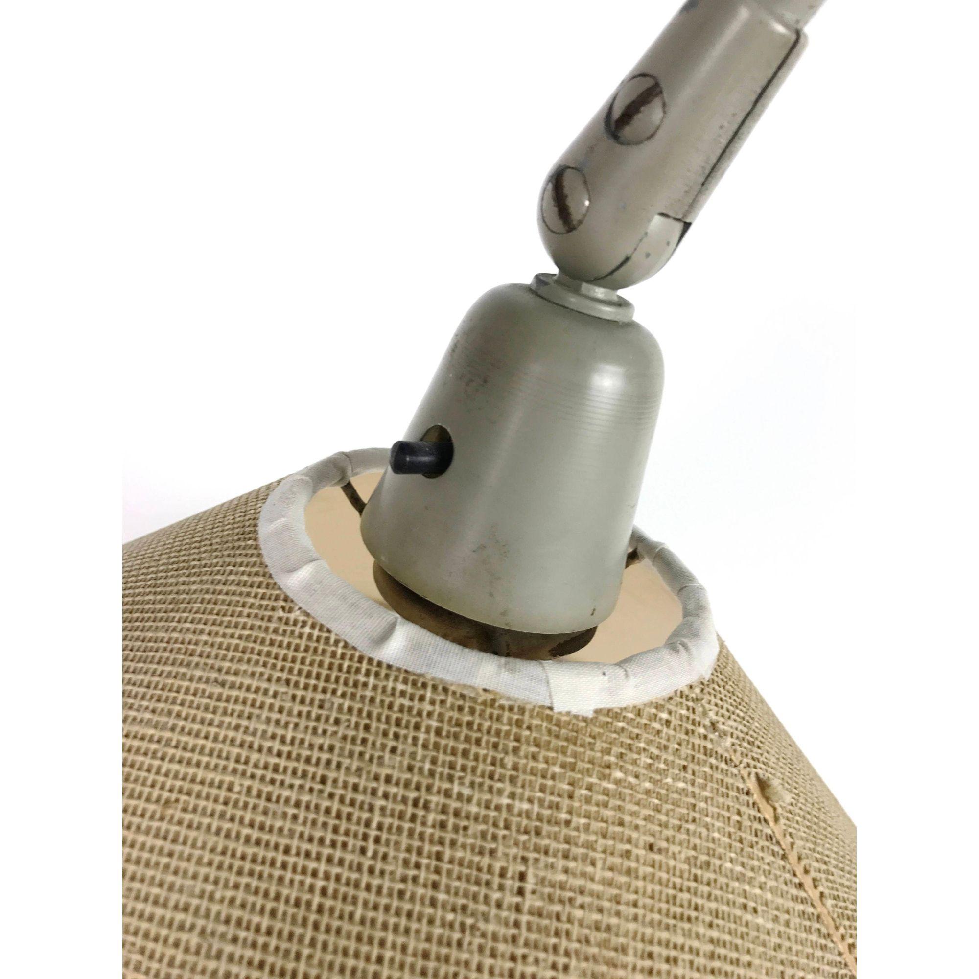 20ième siècle Rare lampe de bureau articulée en métal de Kurt Versen, début des années 1950 en vente