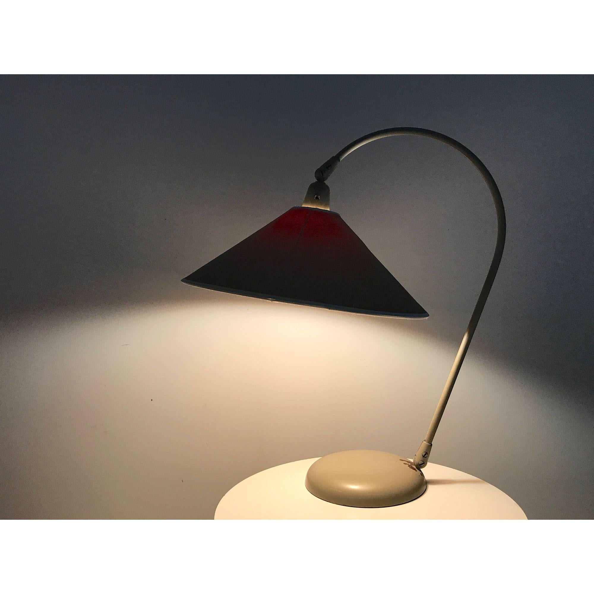 Rare lampe de bureau articulée en métal de Kurt Versen, début des années 1950 en vente 2