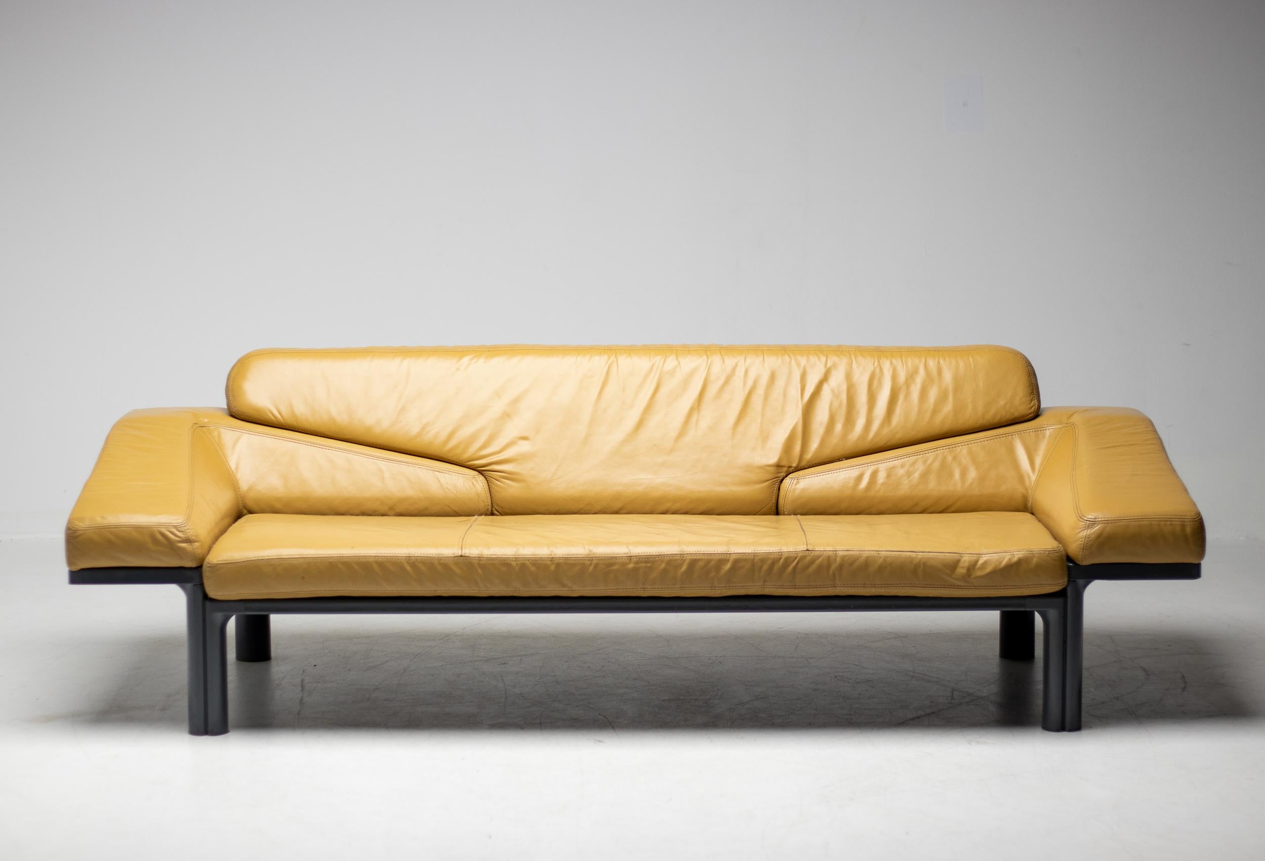 Canapé polyvalent de l'ère spatiale conçu en 1972 par Wolfgang Muller pour Artifort.
Lorsque les accoudoirs sont retirés, le canapé offre une table d'appoint de chaque côté, une transformation très pratique.
Le cuir est en bon état et encore souple,
