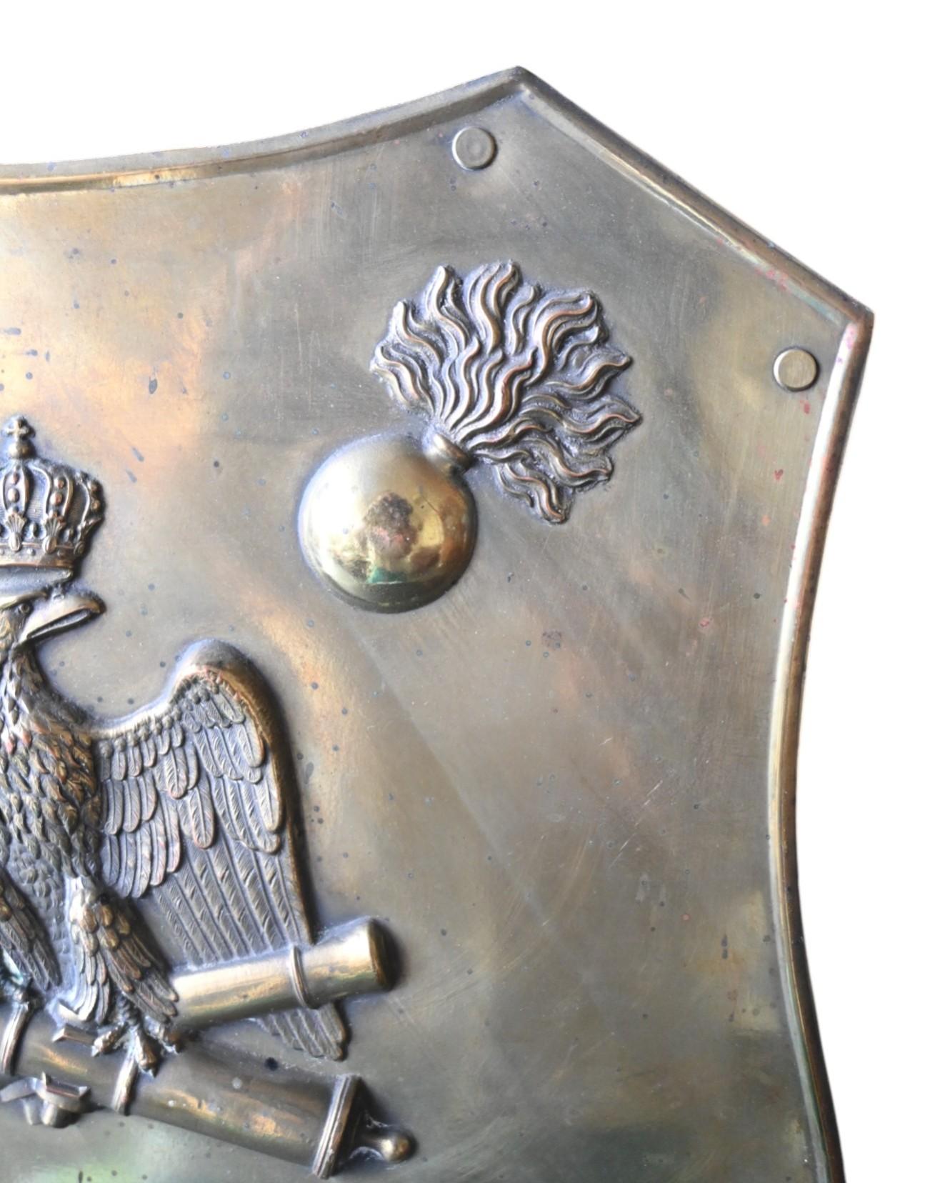 Rare plaque d'artillerie du Premier Empire Aigle impérial et canons croisés, 1804-1815 Bon état - En vente à Bilzen, BE