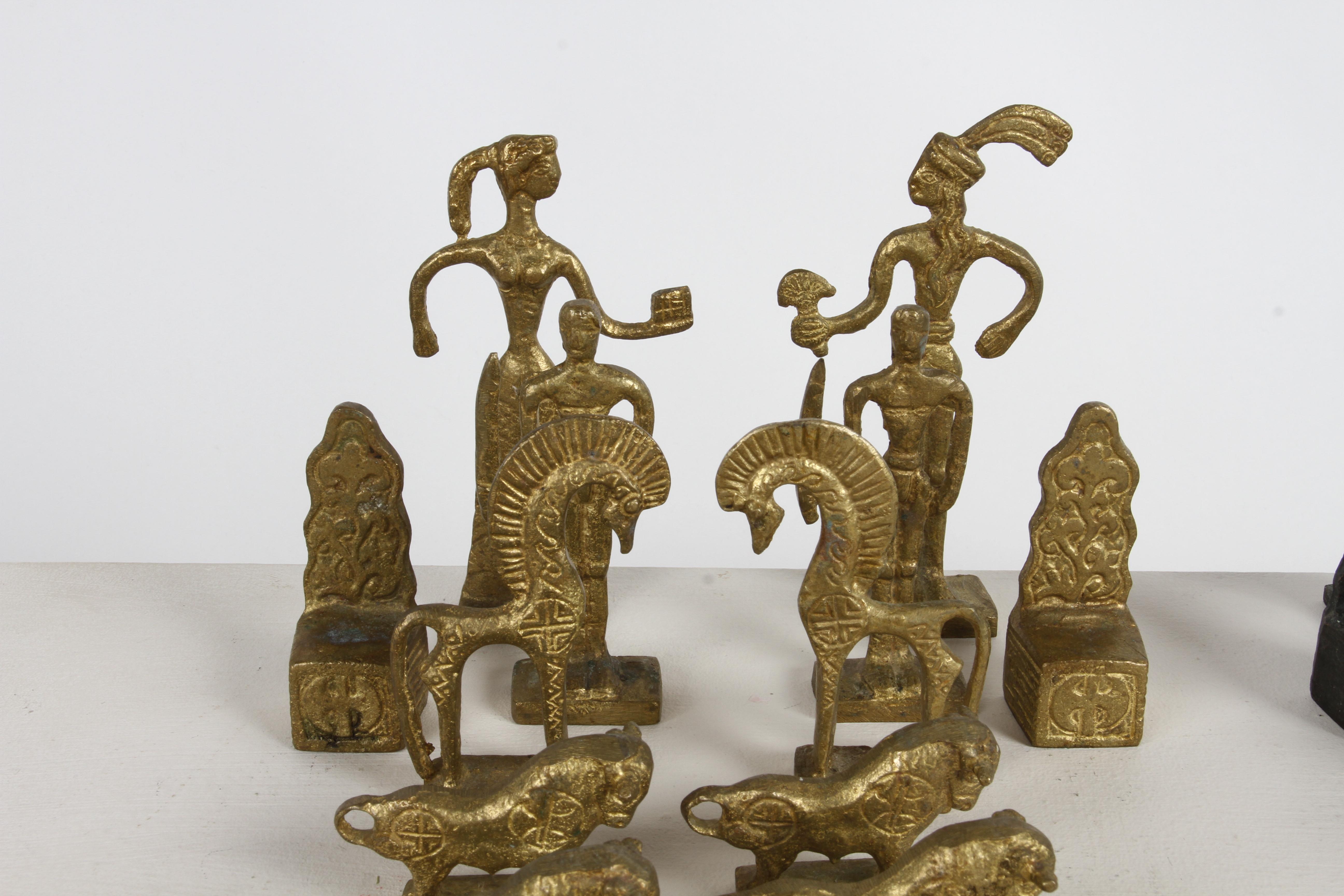 Archaïque Rare ensemble d'échecs artisanal Christoforus Sklavenitis « Minoan » en bronze de la Grèce antique en vente