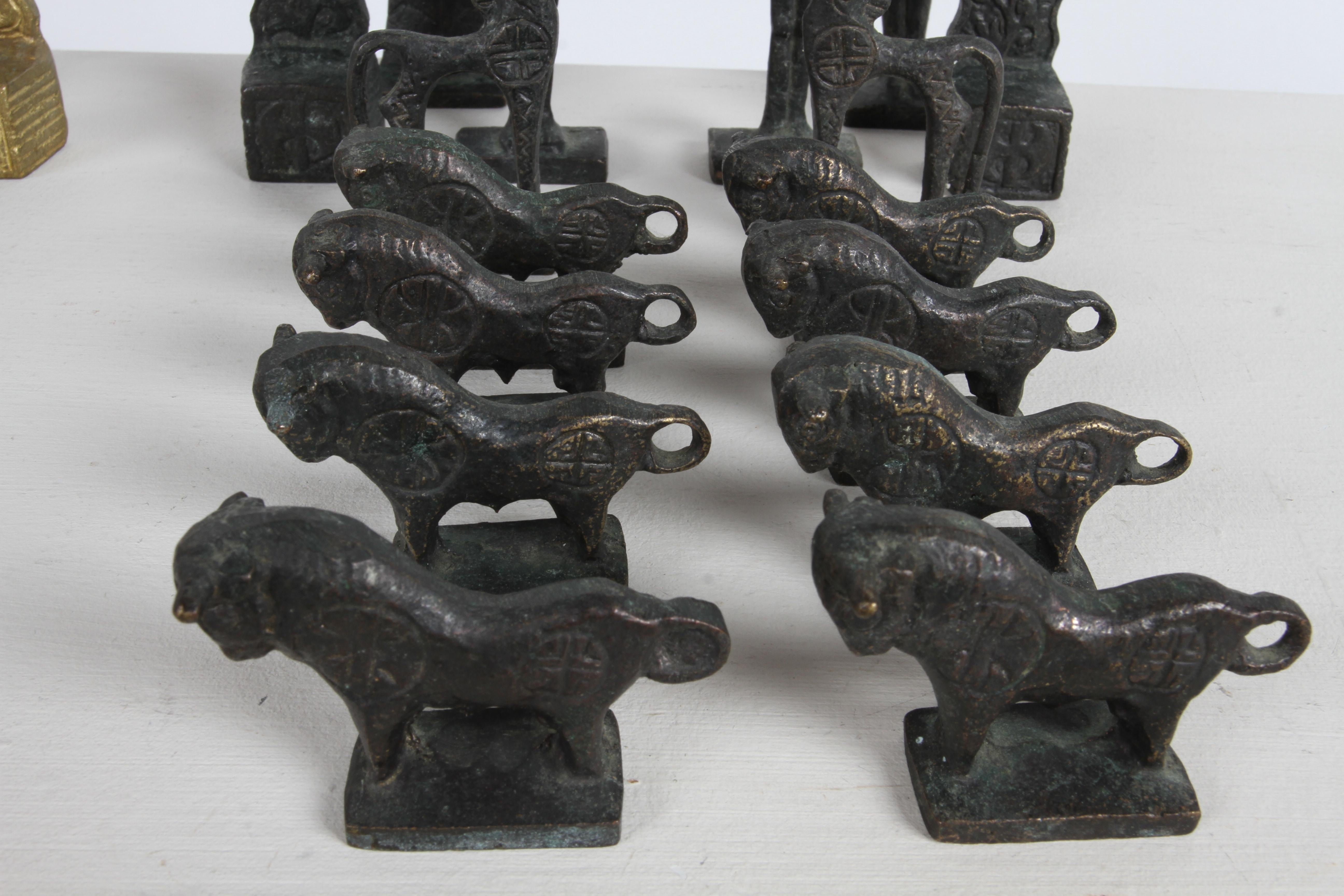 Milieu du XXe siècle Rare ensemble d'échecs artisanal Christoforus Sklavenitis « Minoan » en bronze de la Grèce antique en vente