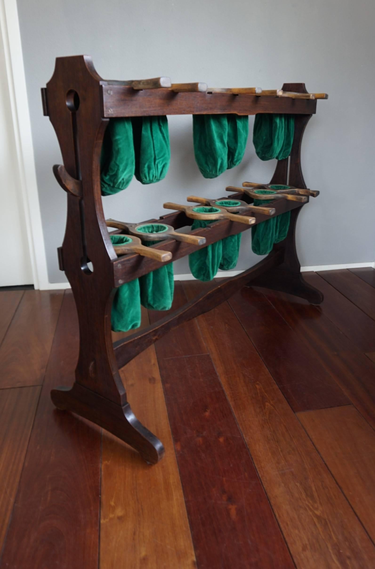 Néerlandais Arts & Crafts Church Offering Bags Stand with 12 Original Wood and Velvet Bags
