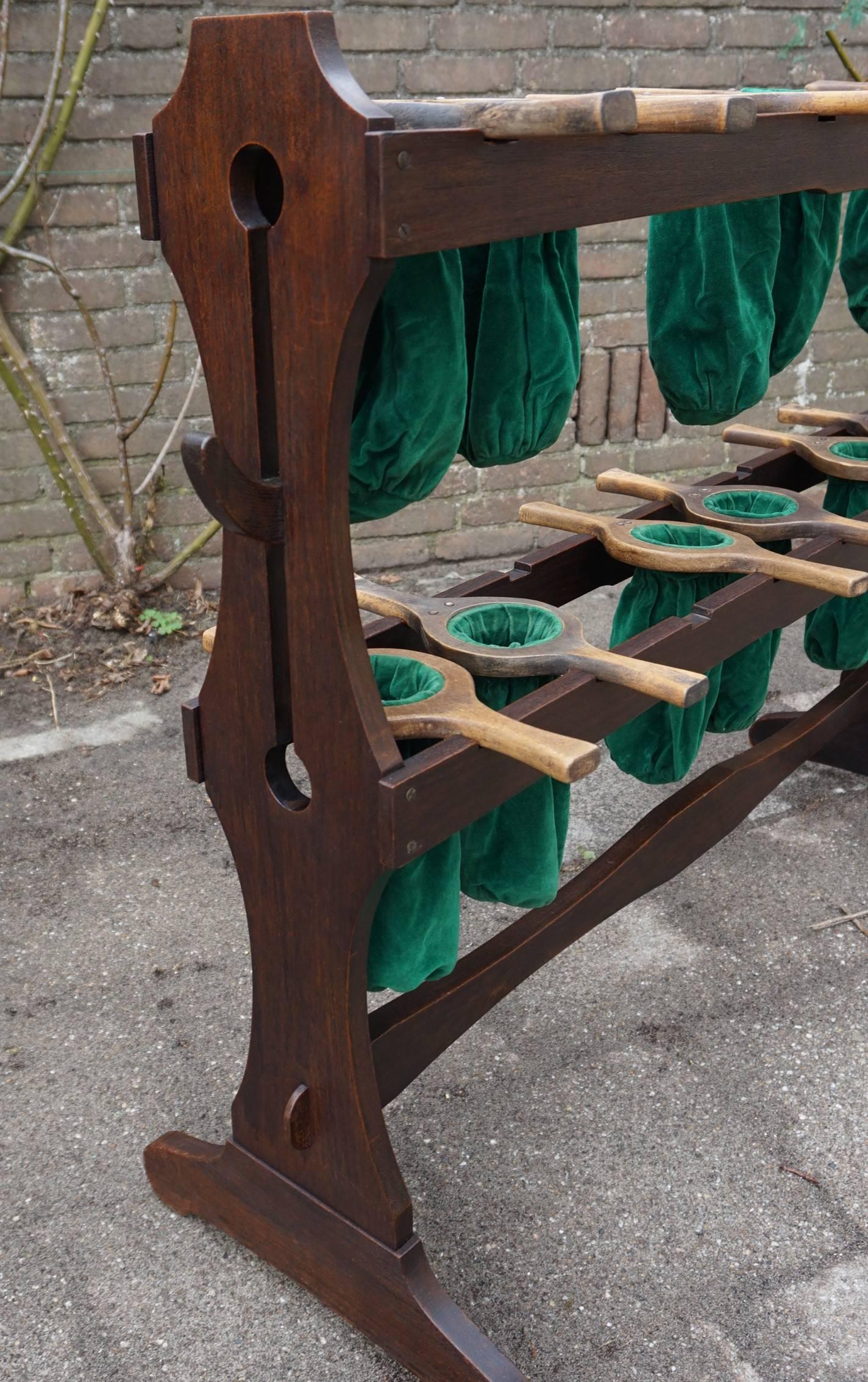 20ième siècle Arts & Crafts Church Offering Bags Stand with 12 Original Wood and Velvet Bags