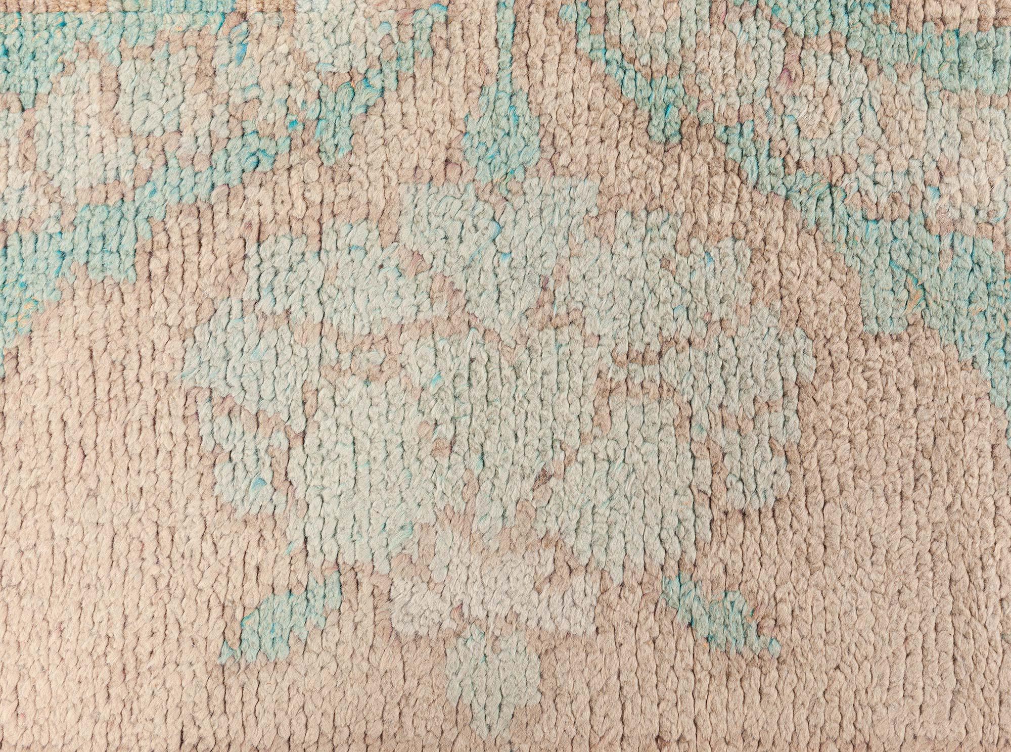Inglese Raro tappeto Arts and Crafts in Light Teal and Beige Doris Leslie Blau in vendita