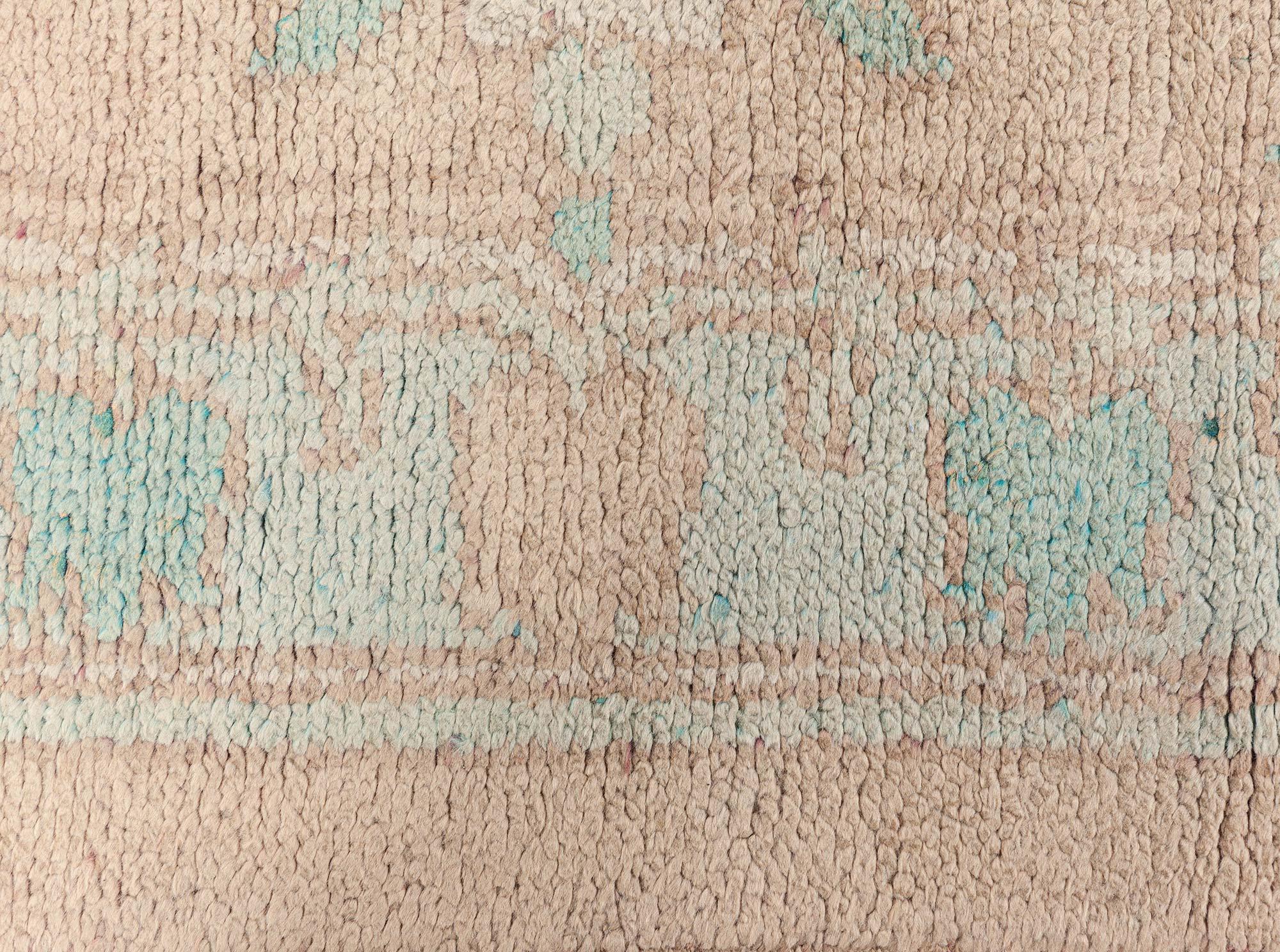Annodato a mano Raro tappeto Arts and Crafts in Light Teal and Beige Doris Leslie Blau in vendita