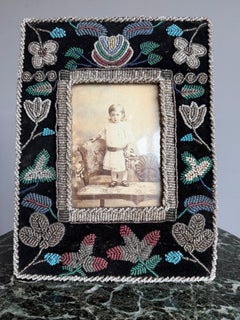 Raro marco de fotos Arts & Crafts de terciopelo con cuentas y motivos florales folclóricos, c1910
