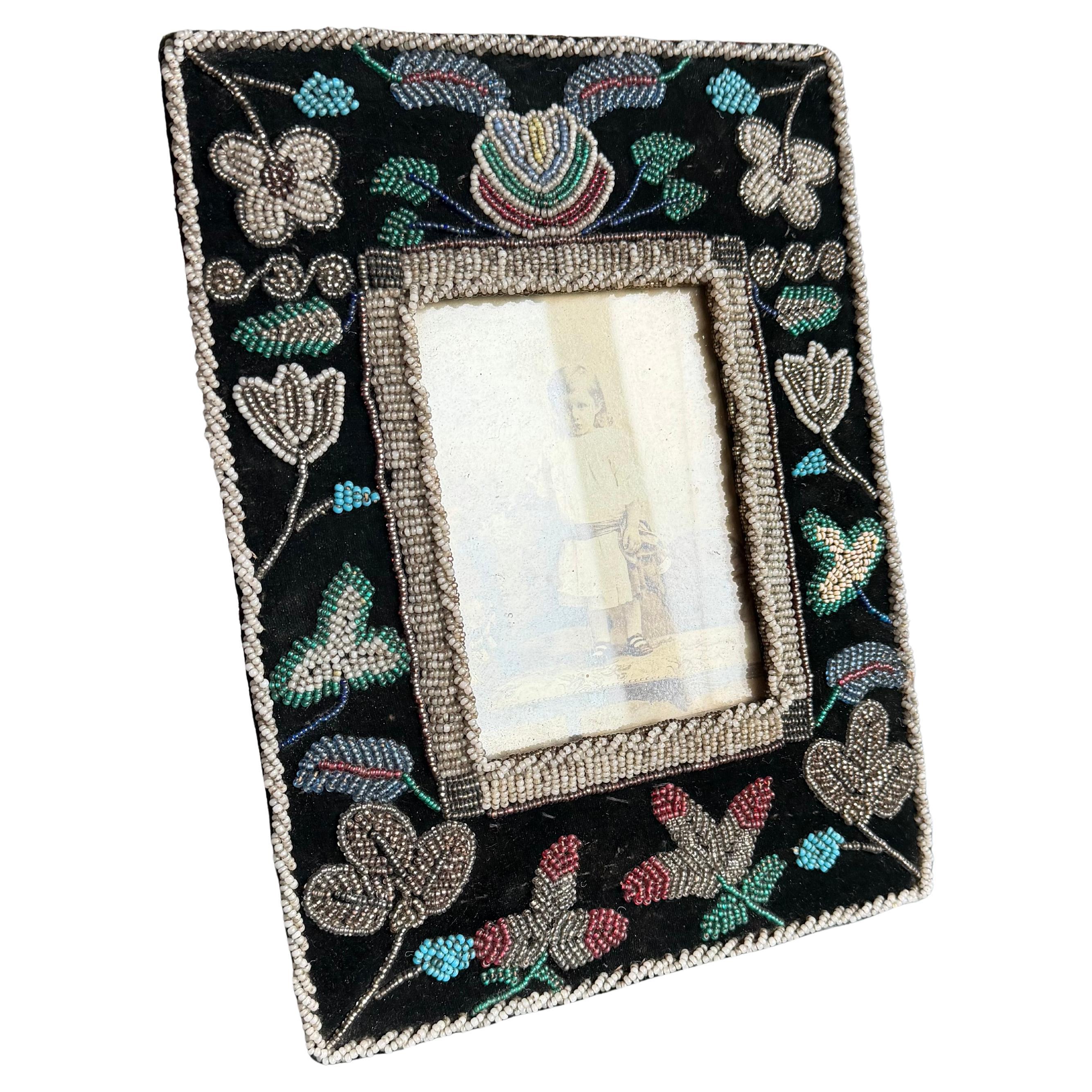 Rara cornice in velluto con perline di Arts 
Crafts con motivo folkloristico floreale, 1910 ca. in vendita