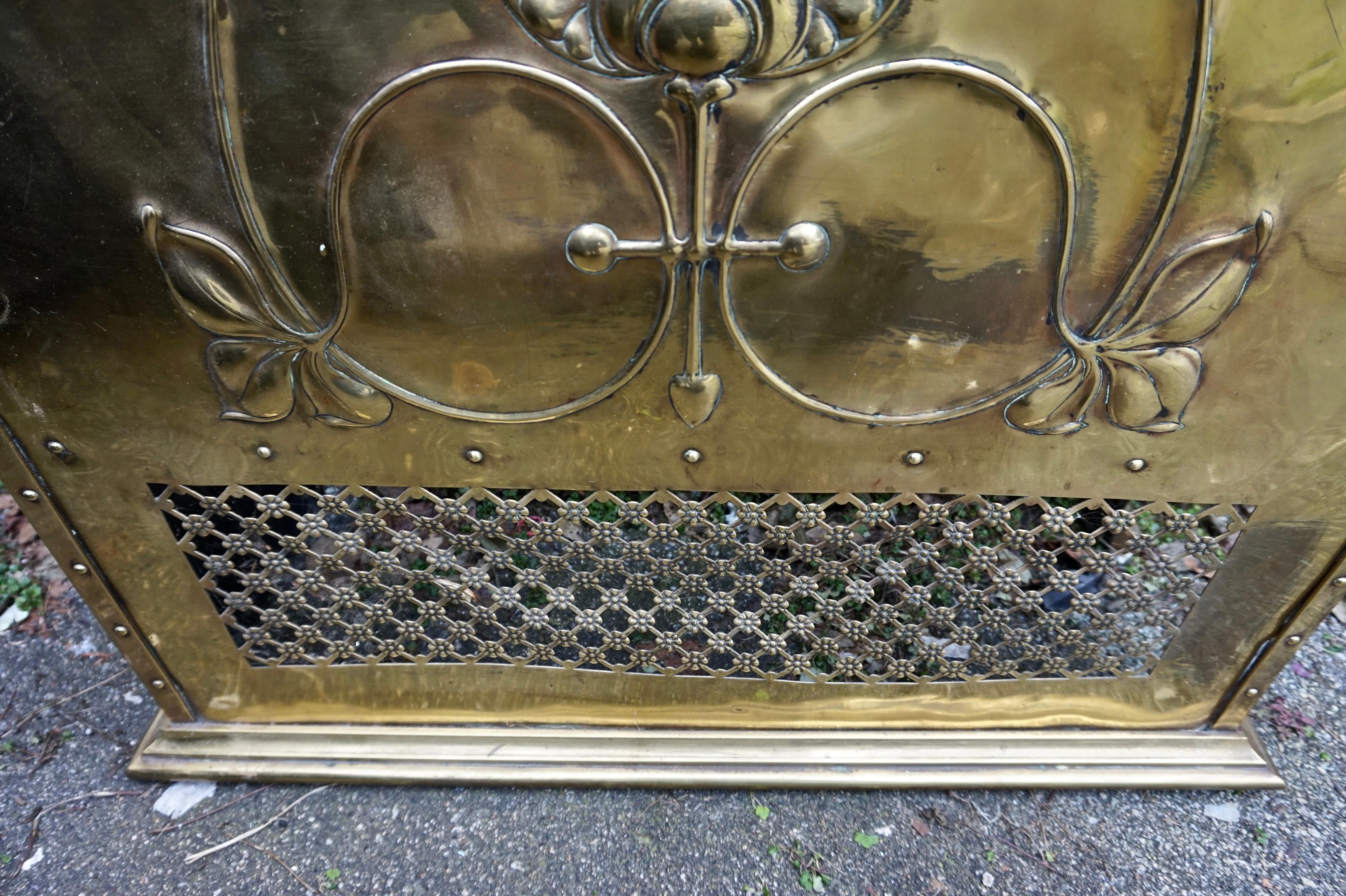 Rare Arts & Crafts Brass Fireplace Mantel Screen with Scroll Leaf & Shell Motif For Sale 4