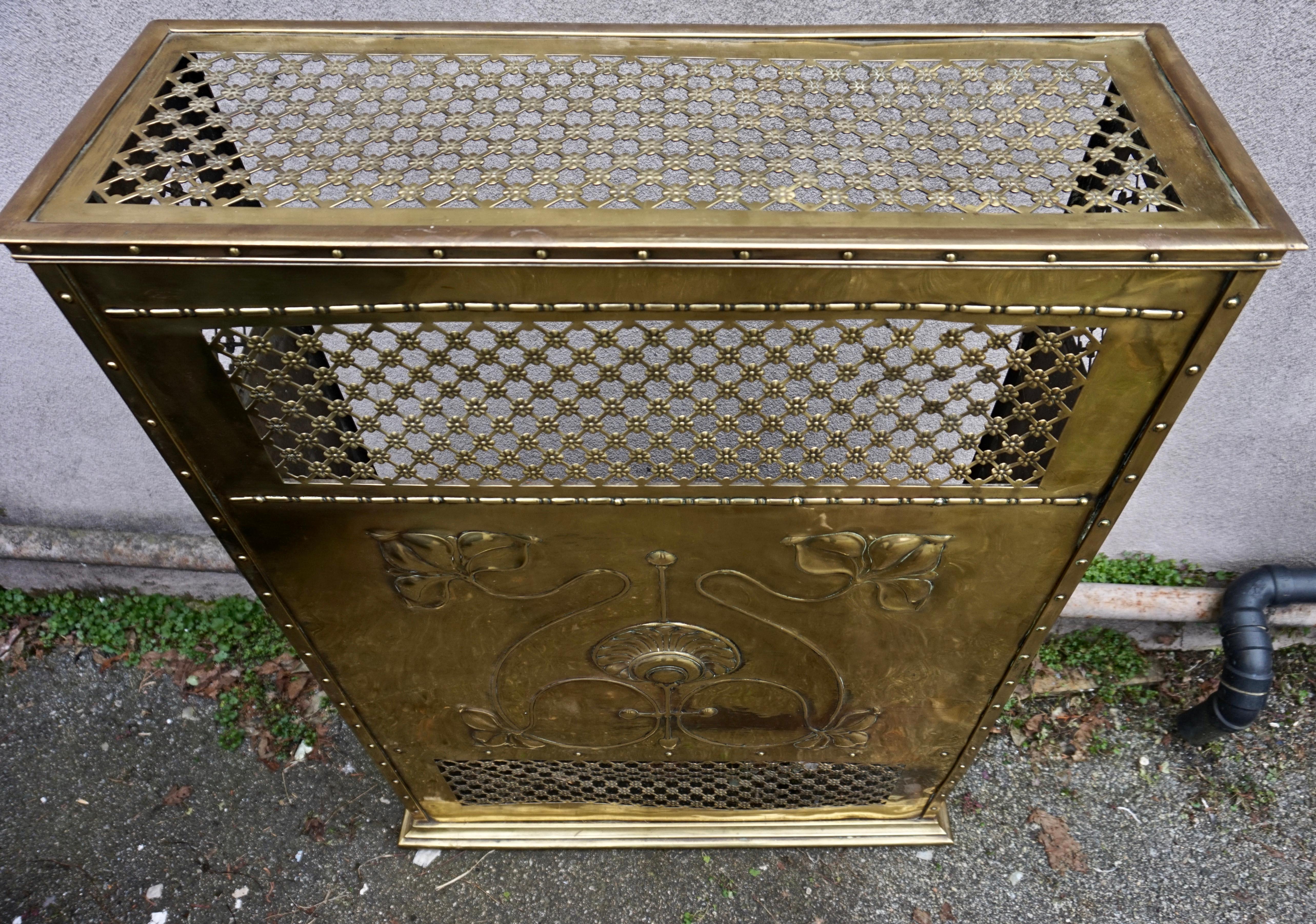 Rare Arts & Crafts Brass Fireplace Mantel Screen with Scroll Leaf & Shell Motif In Good Condition For Sale In Vancouver, British Columbia