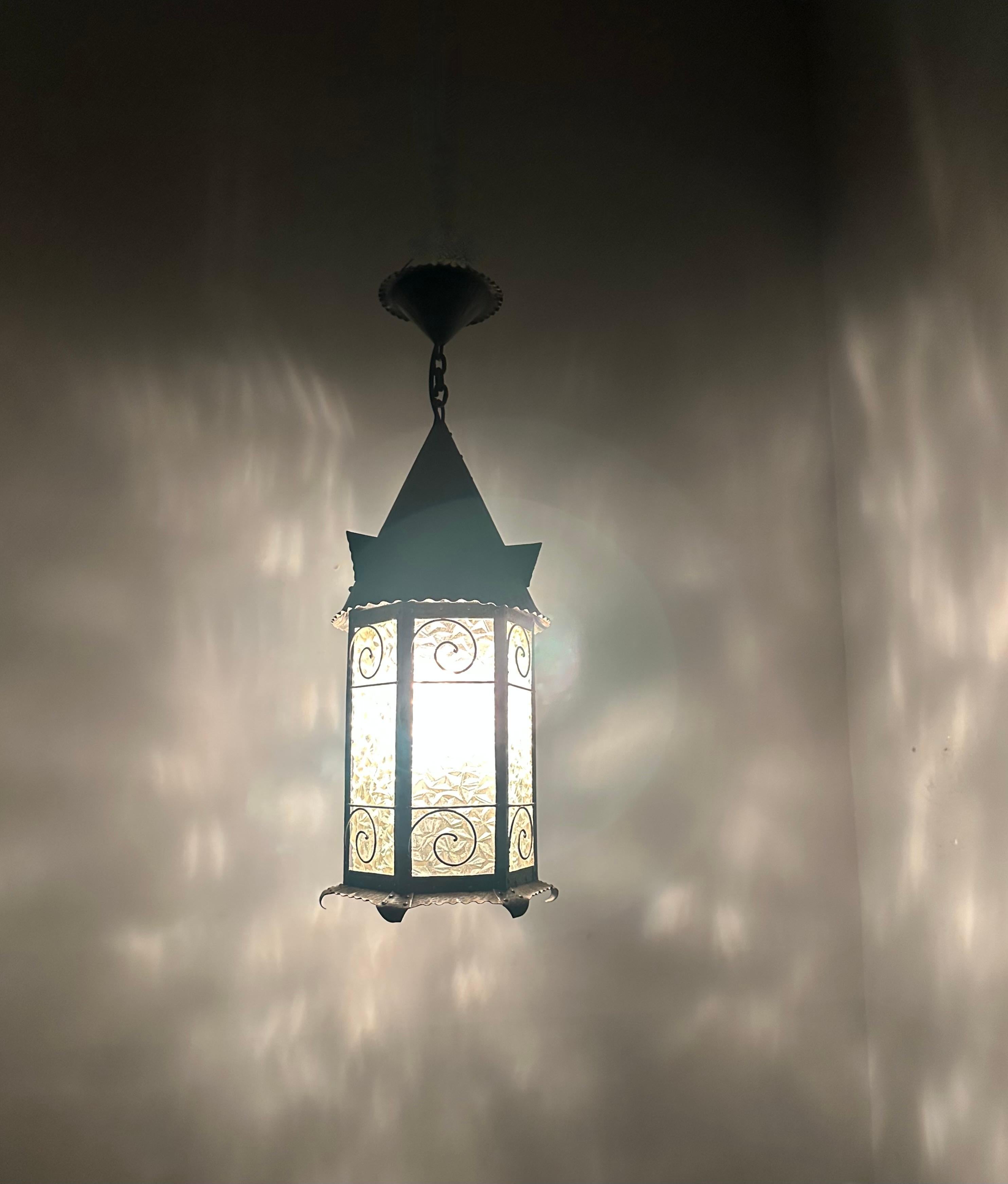 Rare lanterne / pendentif Arts & Crafts Castle Tower Design Cathedral Glass Hallway en vente 6