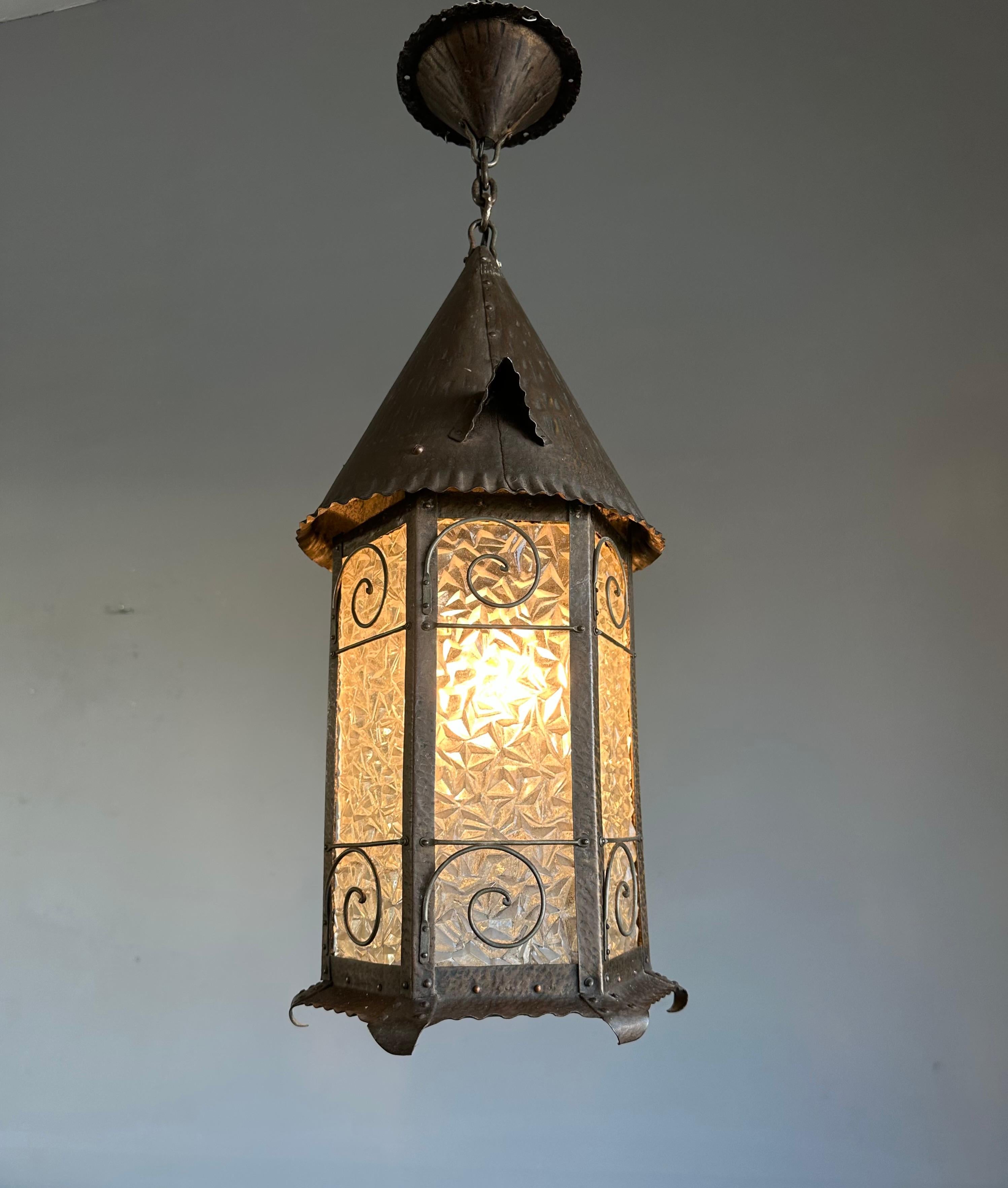 Ferronnerie Rare lanterne / pendentif Arts & Crafts Castle Tower Design Cathedral Glass Hallway en vente