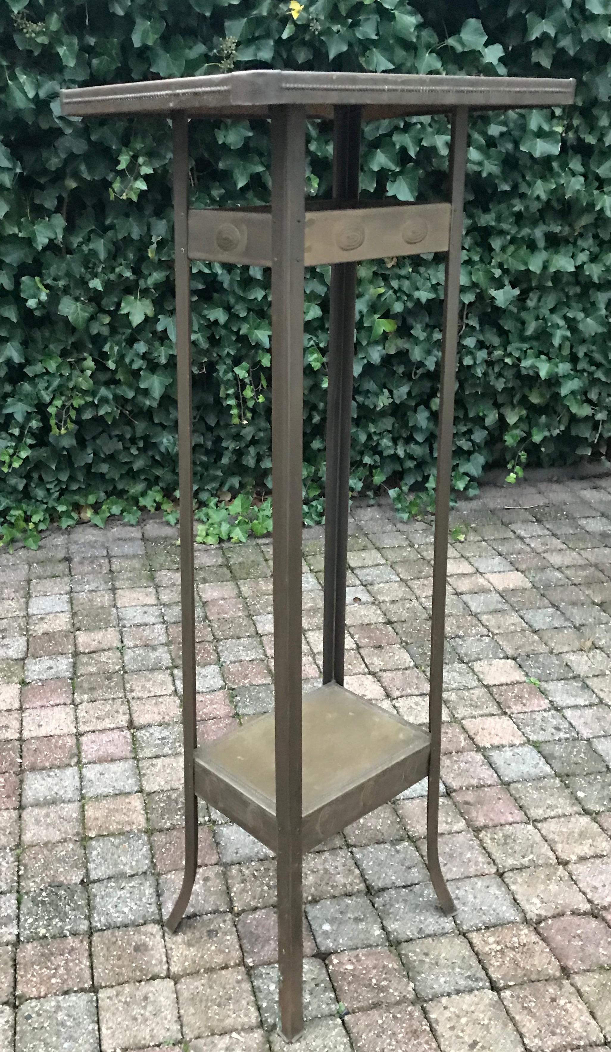 Rare Arts & Crafts Embossed Viennese Secession Brass Sculpture Stand / Pedestal In Good Condition In Lisse, NL
