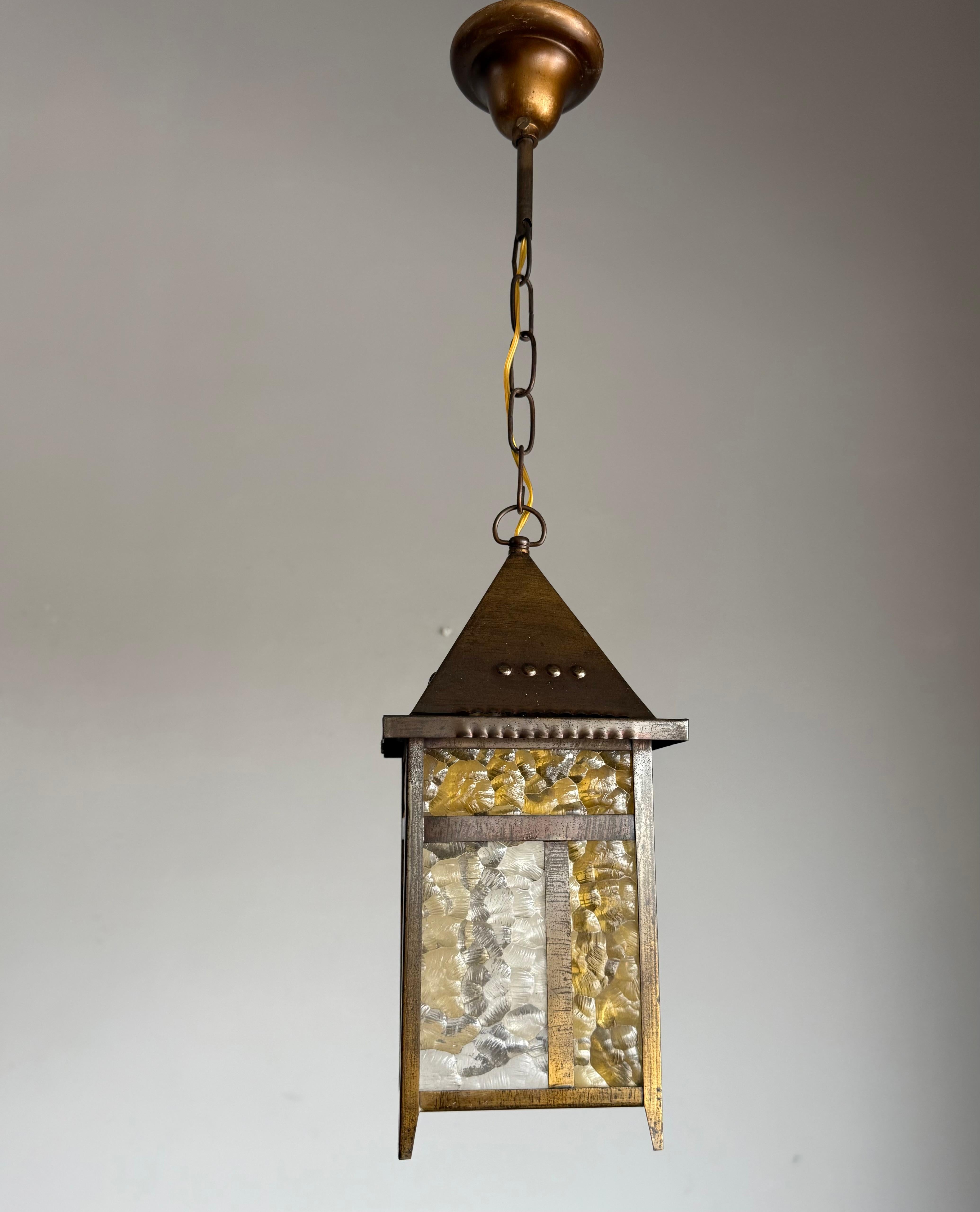 Seltene Arts & Crafts Entry Hall Pendelleuchte mit strukturiertem Bernstein und klaren Glasscheiben im Angebot 2