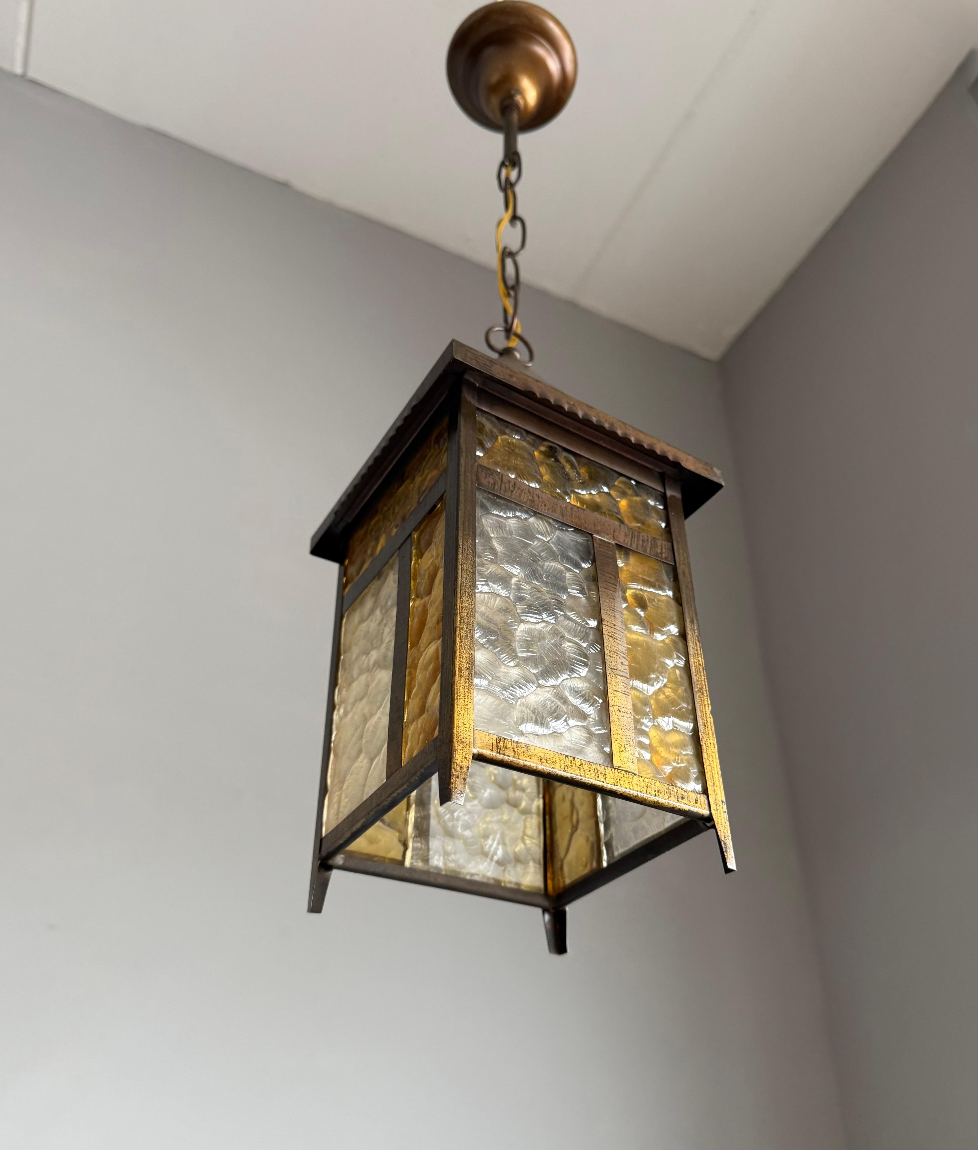 Seltene Arts & Crafts Entry Hall Pendelleuchte mit strukturiertem Bernstein und klaren Glasscheiben im Angebot 4
