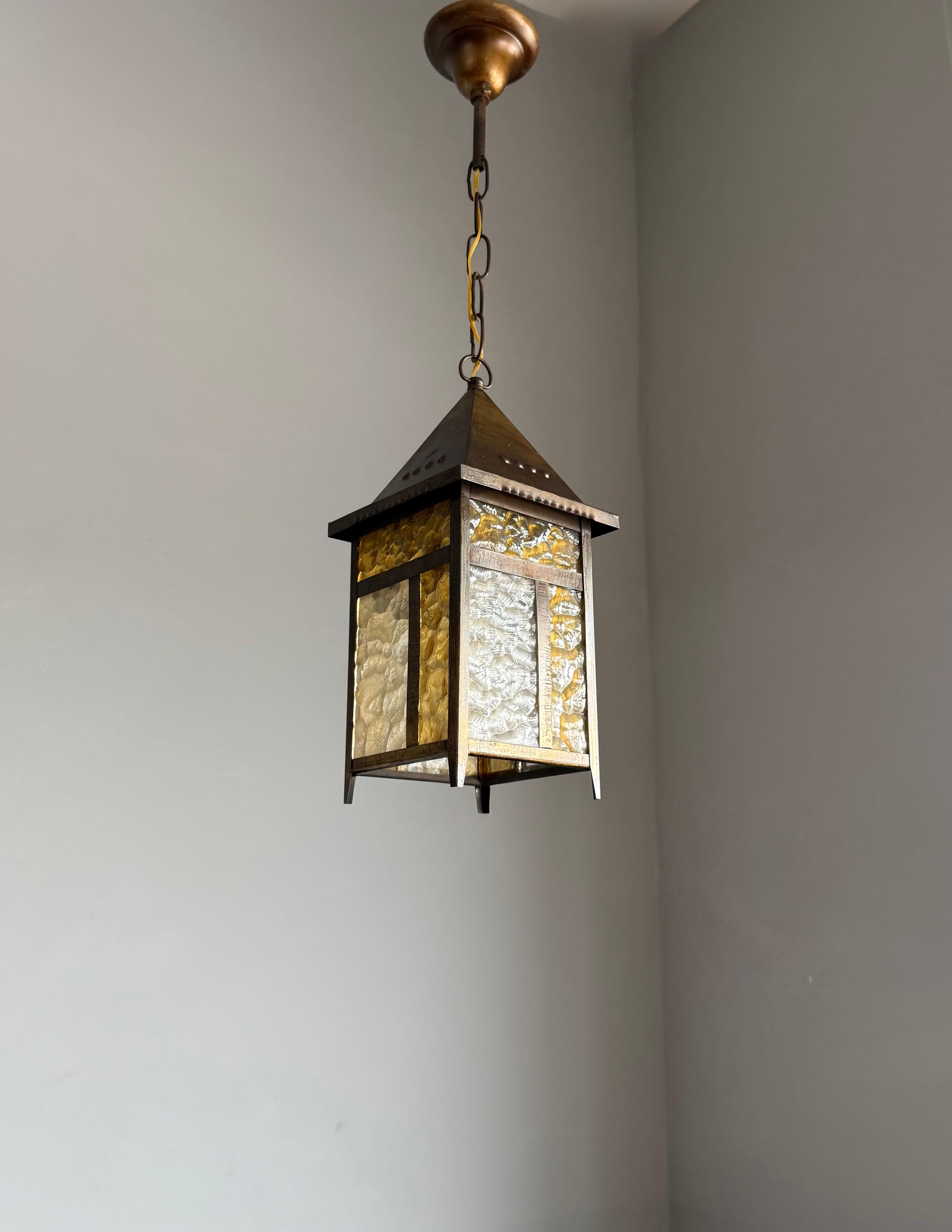 Seltene Arts & Crafts Entry Hall Pendelleuchte mit strukturiertem Bernstein und klaren Glasscheiben im Angebot 5
