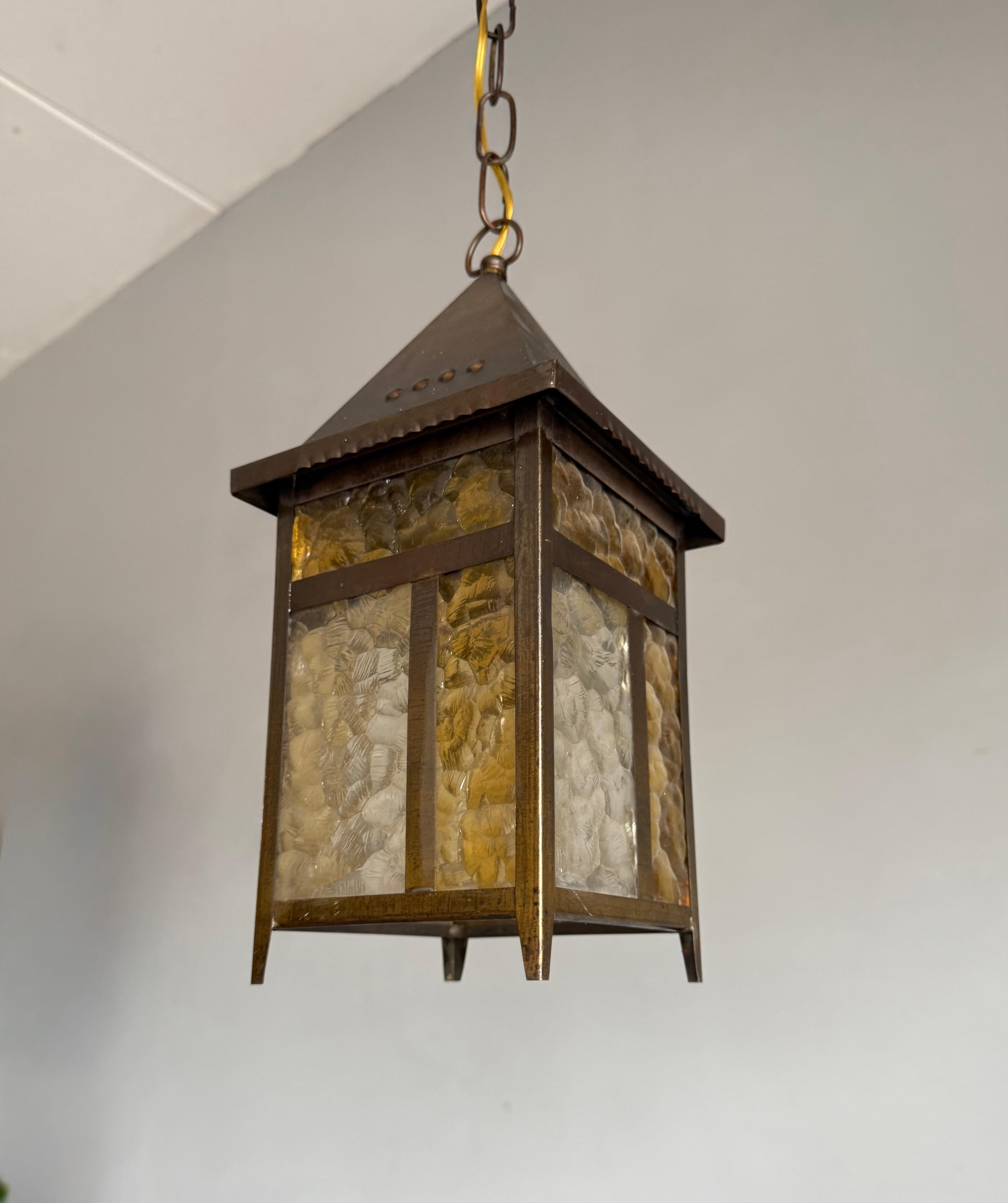 Seltene Arts & Crafts Entry Hall Pendelleuchte mit strukturiertem Bernstein und klaren Glasscheiben im Angebot 6