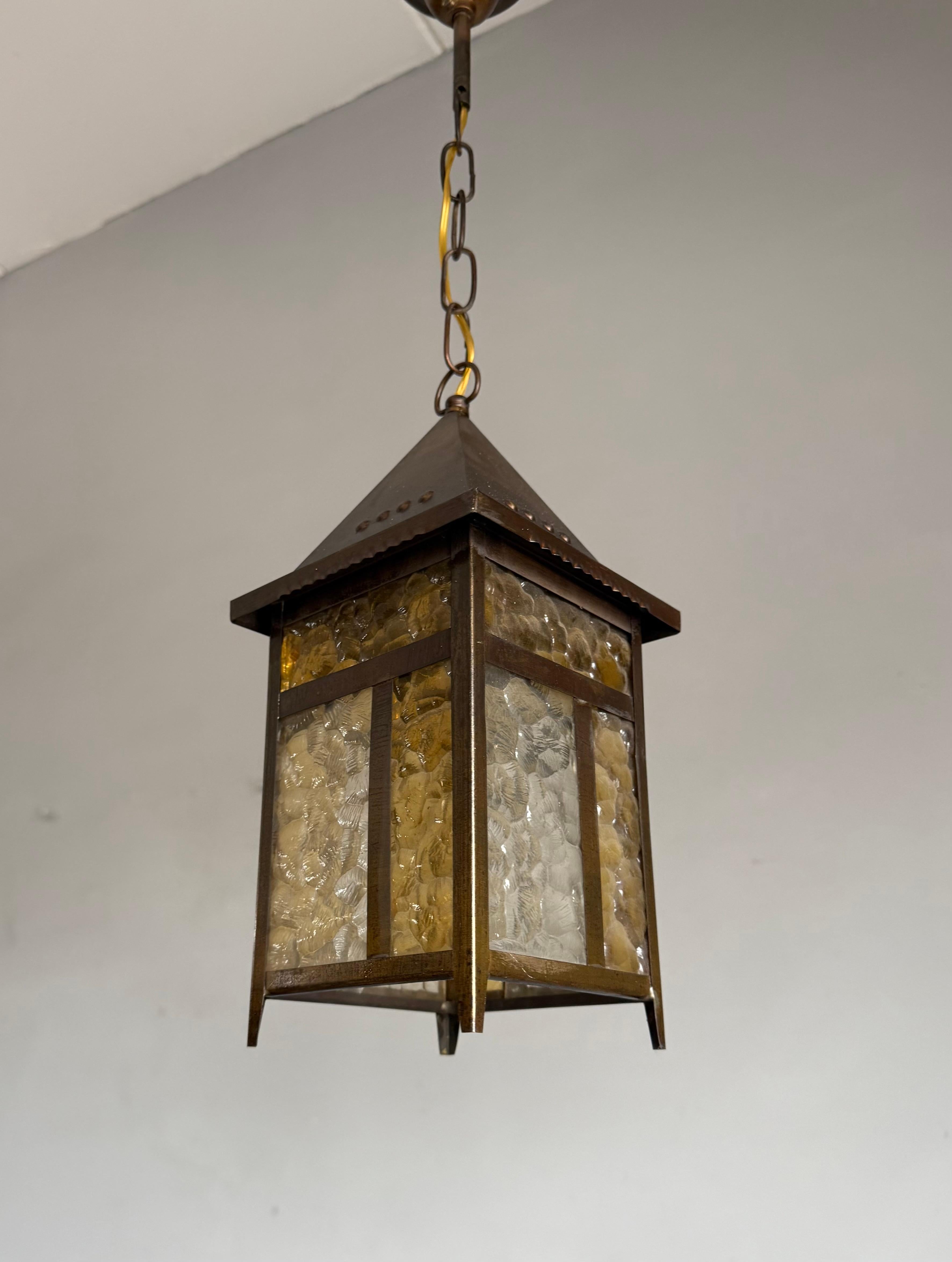 Seltene Arts & Crafts Entry Hall Pendelleuchte mit strukturiertem Bernstein und klaren Glasscheiben im Angebot 7