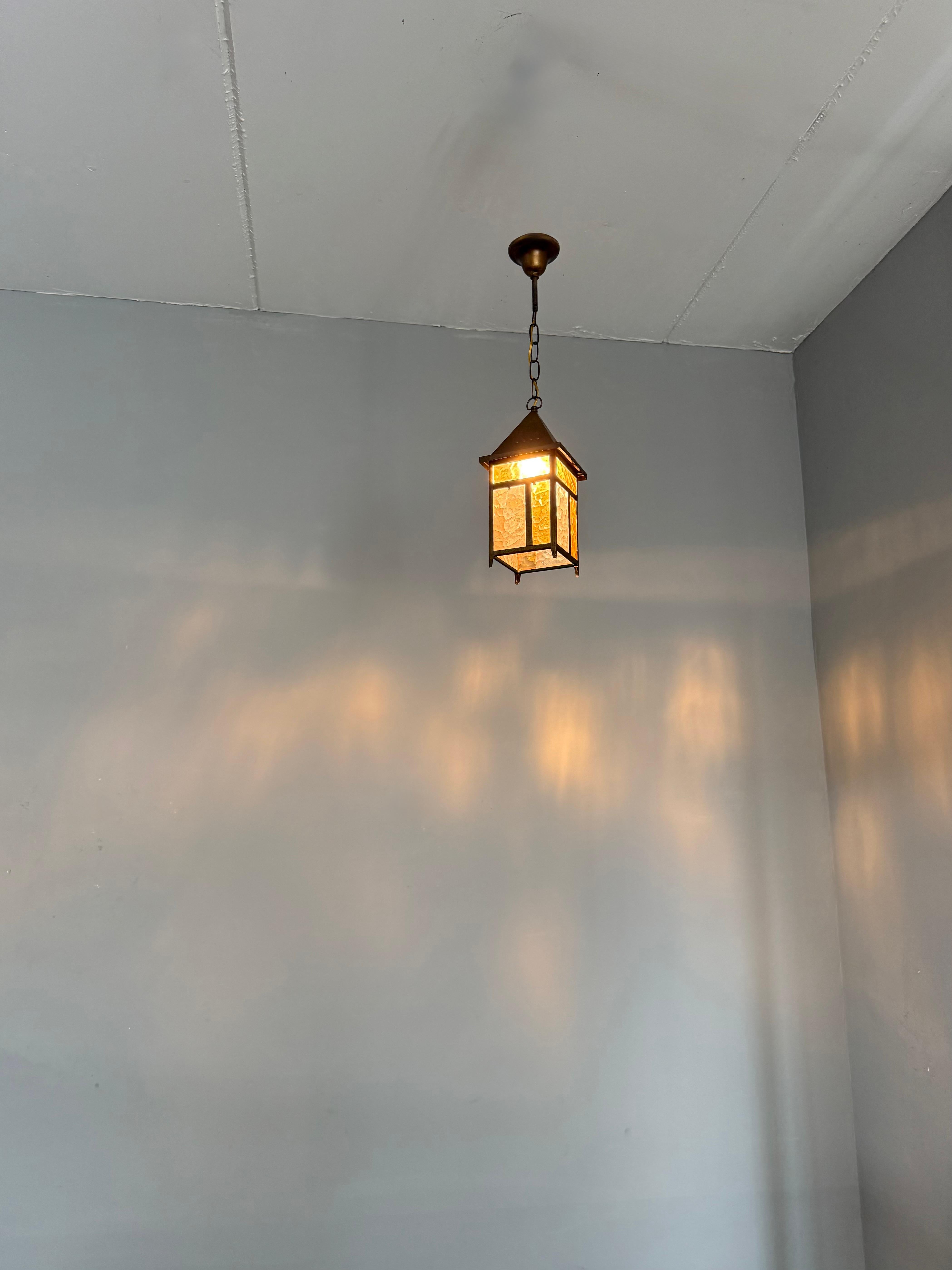 Seltene Arts & Crafts Entry Hall Pendelleuchte mit strukturiertem Bernstein und klaren Glasscheiben im Angebot 8