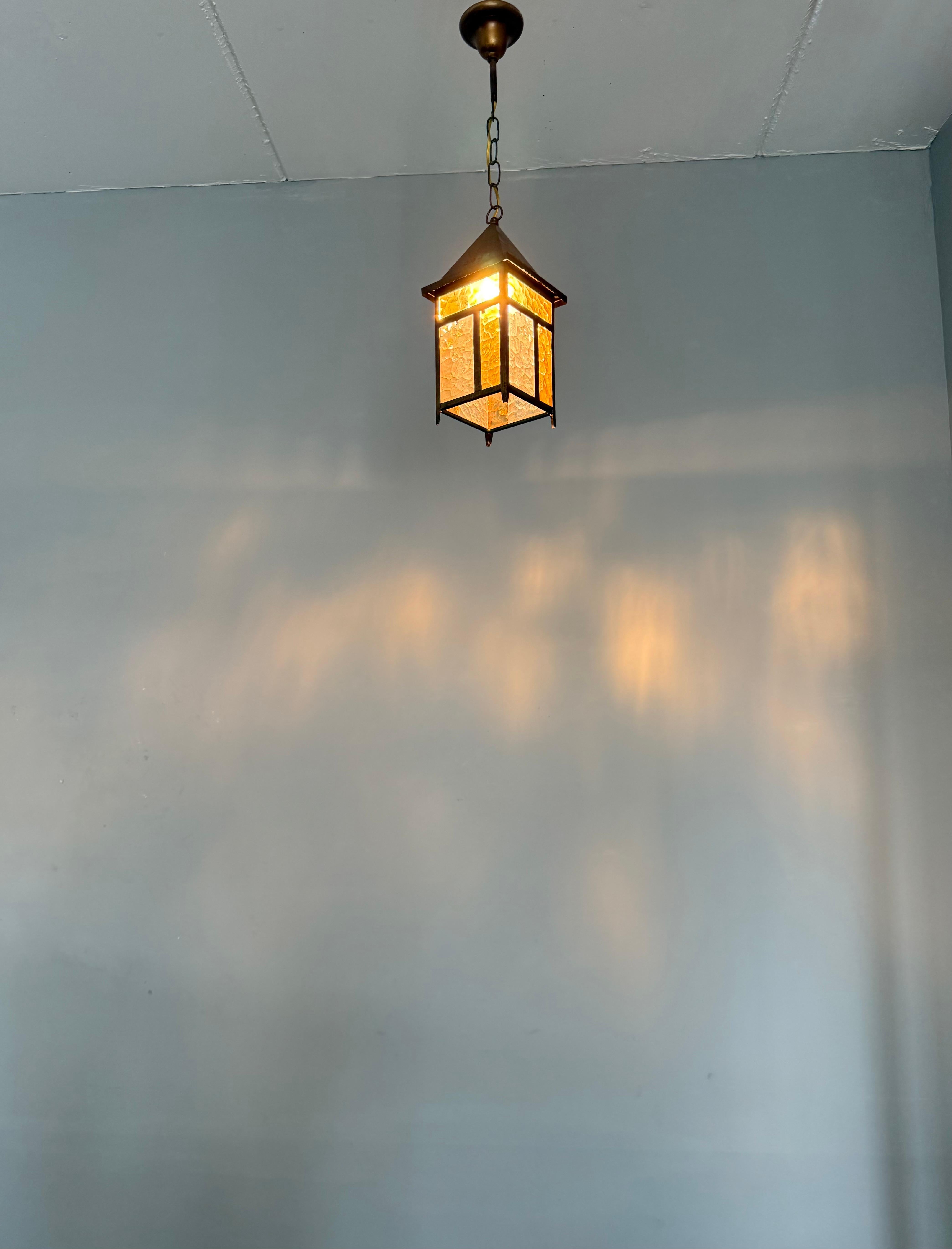 Seltene Arts & Crafts Entry Hall Pendelleuchte mit strukturiertem Bernstein und klaren Glasscheiben im Angebot 9