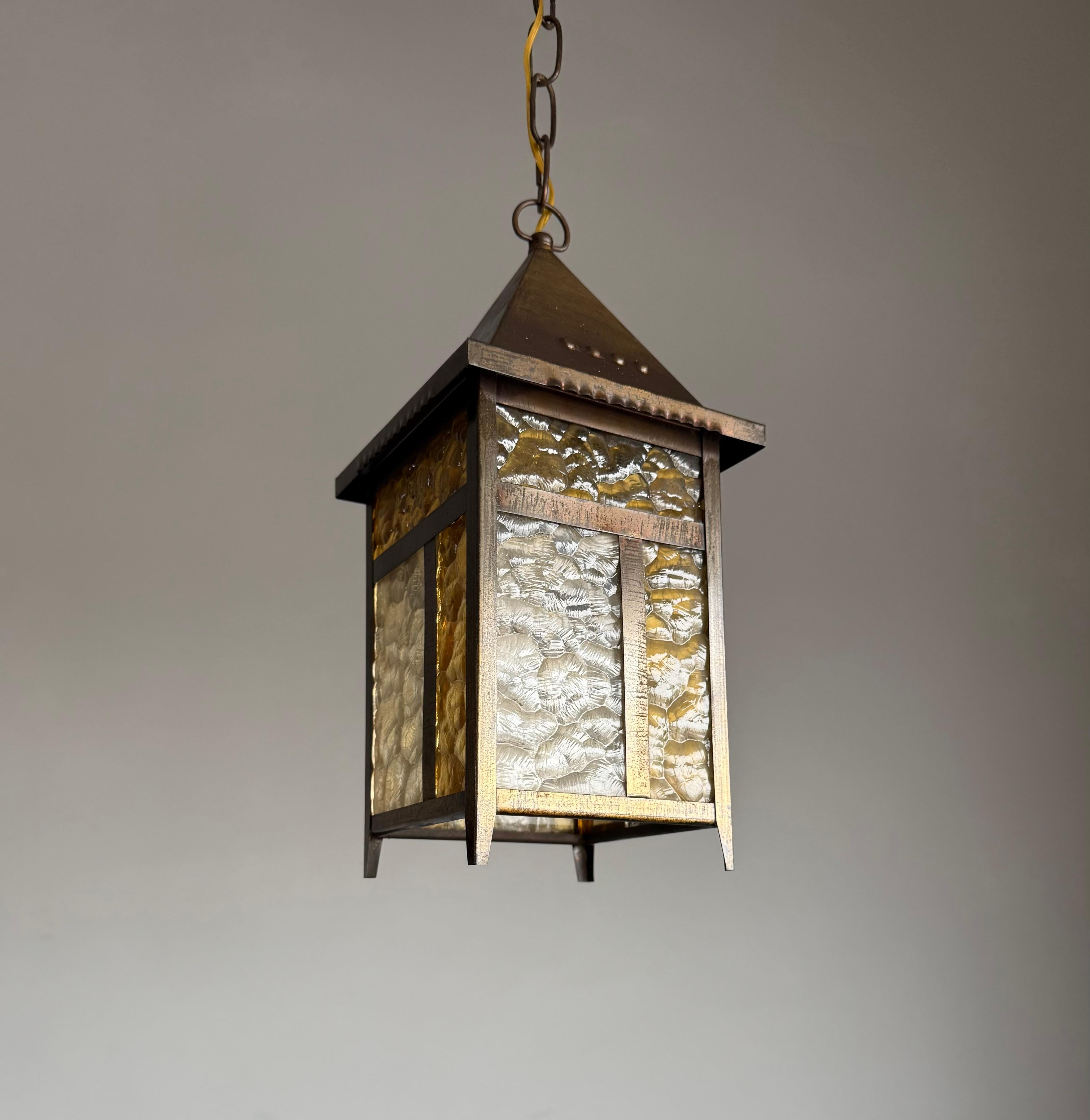Gute Qualität und kleine Größe, handgefertigte Eingangshalle Lichtarmatur.

Seltene handgefertigte Arts & Crafts Hall Pendelleuchte mit strukturiertem Bernstein und klaren Glasscheiben

Wenn man sich auf Beleuchtungskörper aus dem frühen 20.