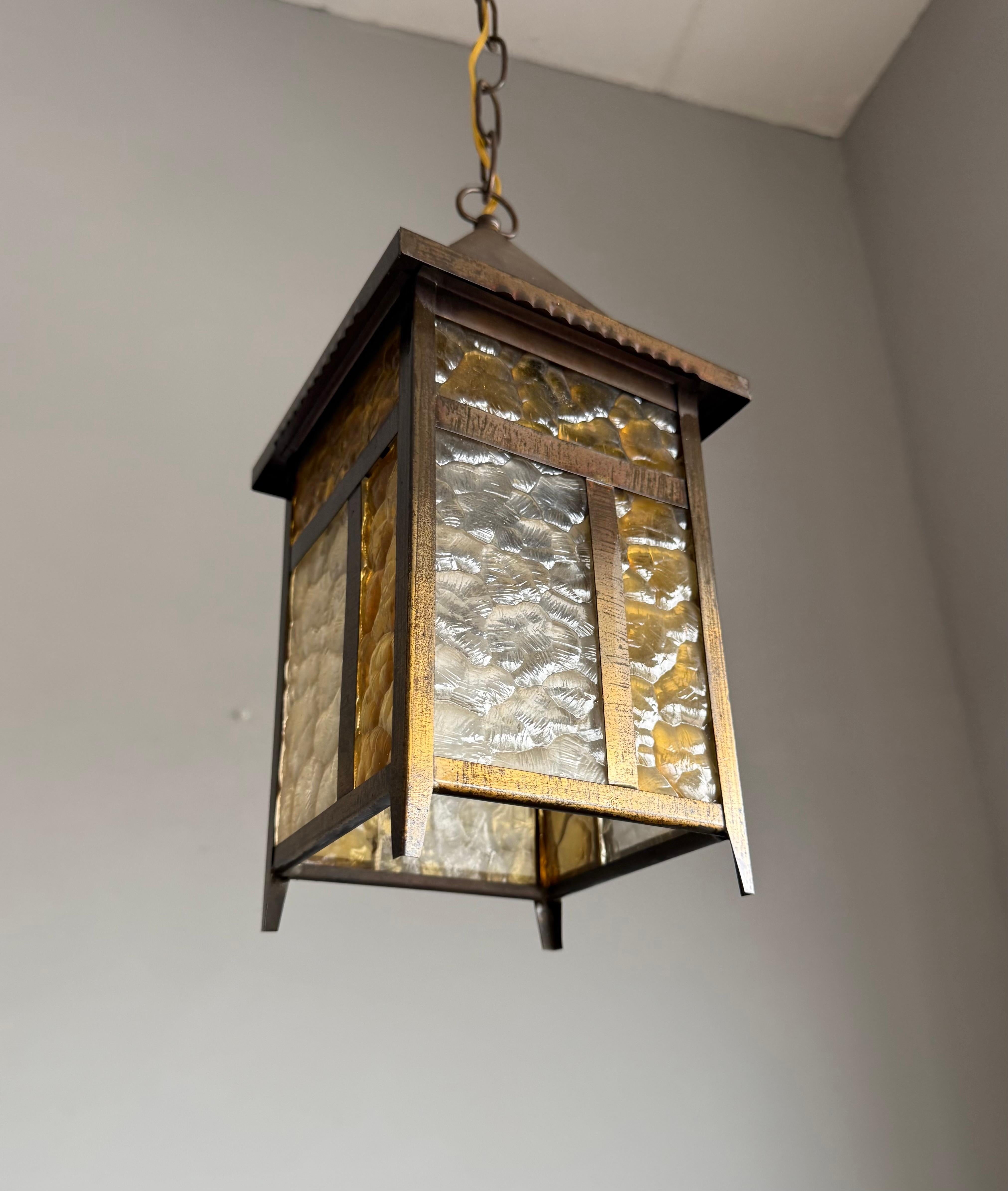 Seltene Arts & Crafts Entry Hall Pendelleuchte mit strukturiertem Bernstein und klaren Glasscheiben (Arts and Crafts) im Angebot