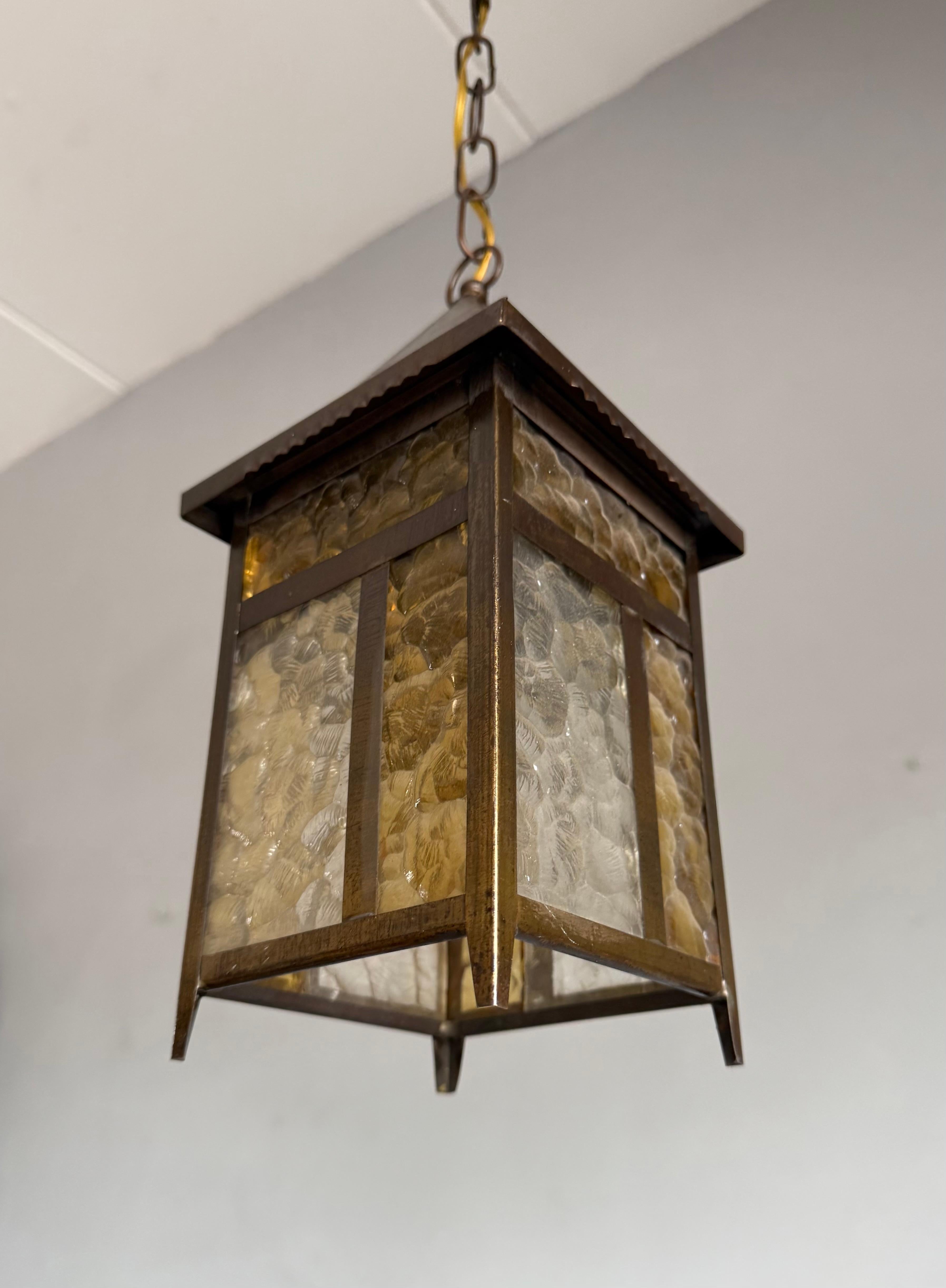 Seltene Arts & Crafts Entry Hall Pendelleuchte mit strukturiertem Bernstein und klaren Glasscheiben (Europäisch) im Angebot